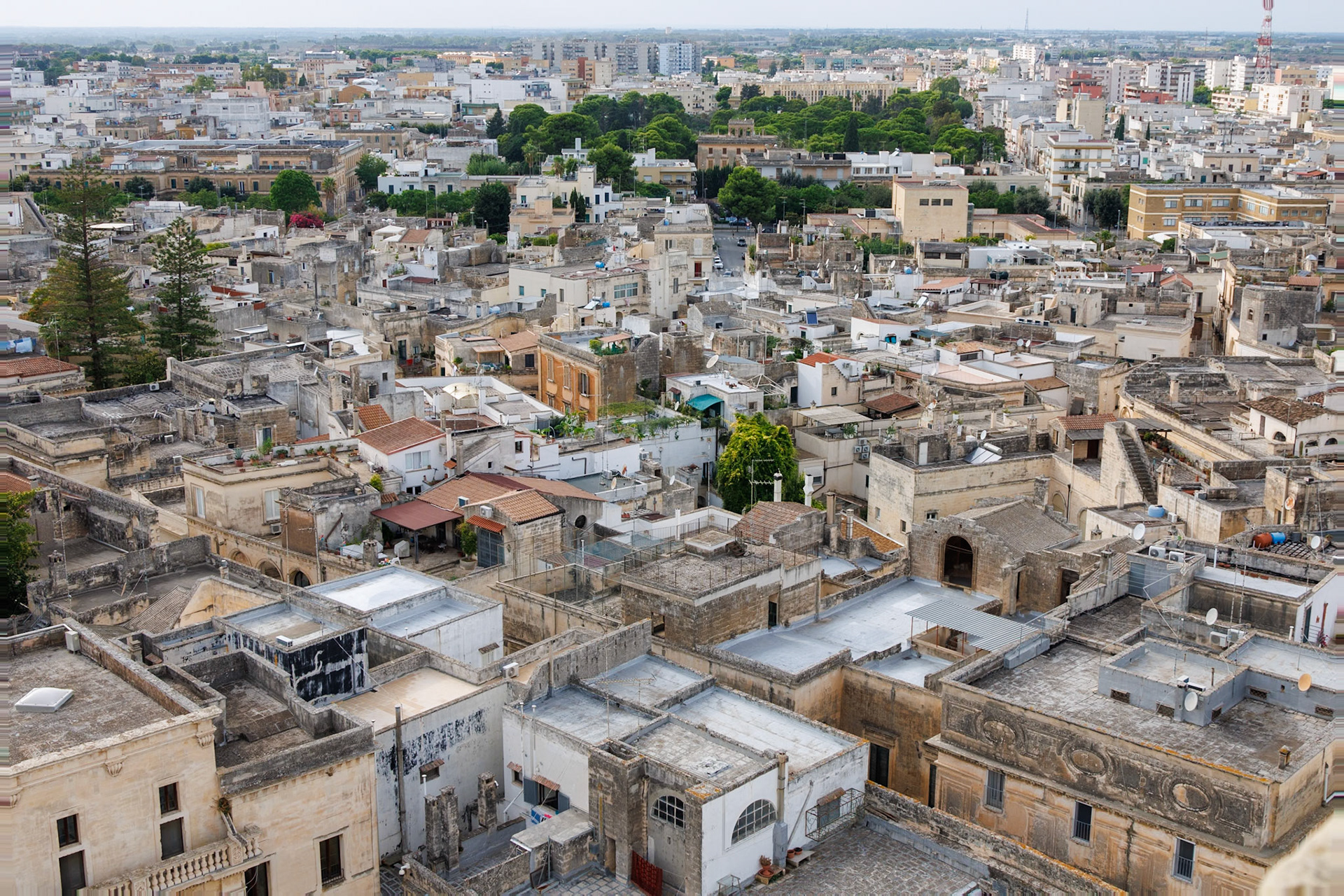 2024-09-12 15:47:21_RF24-240mm F4-6.3 IS USM_f/10_1/80 sec_Via Leonardo Prato_Lecce_Italy_40°21'8.2908" N 18°10'8.9508" E