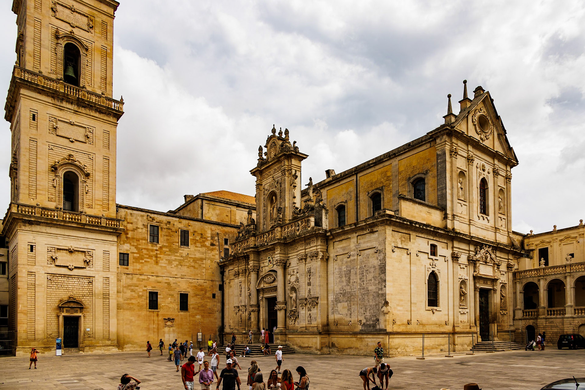 2024-09-10 11:55:00_RF24-240mm F4-6.3 IS USM_f/8_1/250 sec_Via Leonardo Prato_Lecce_Italy_40°21'8.4672" N 18°10'8.3748" E