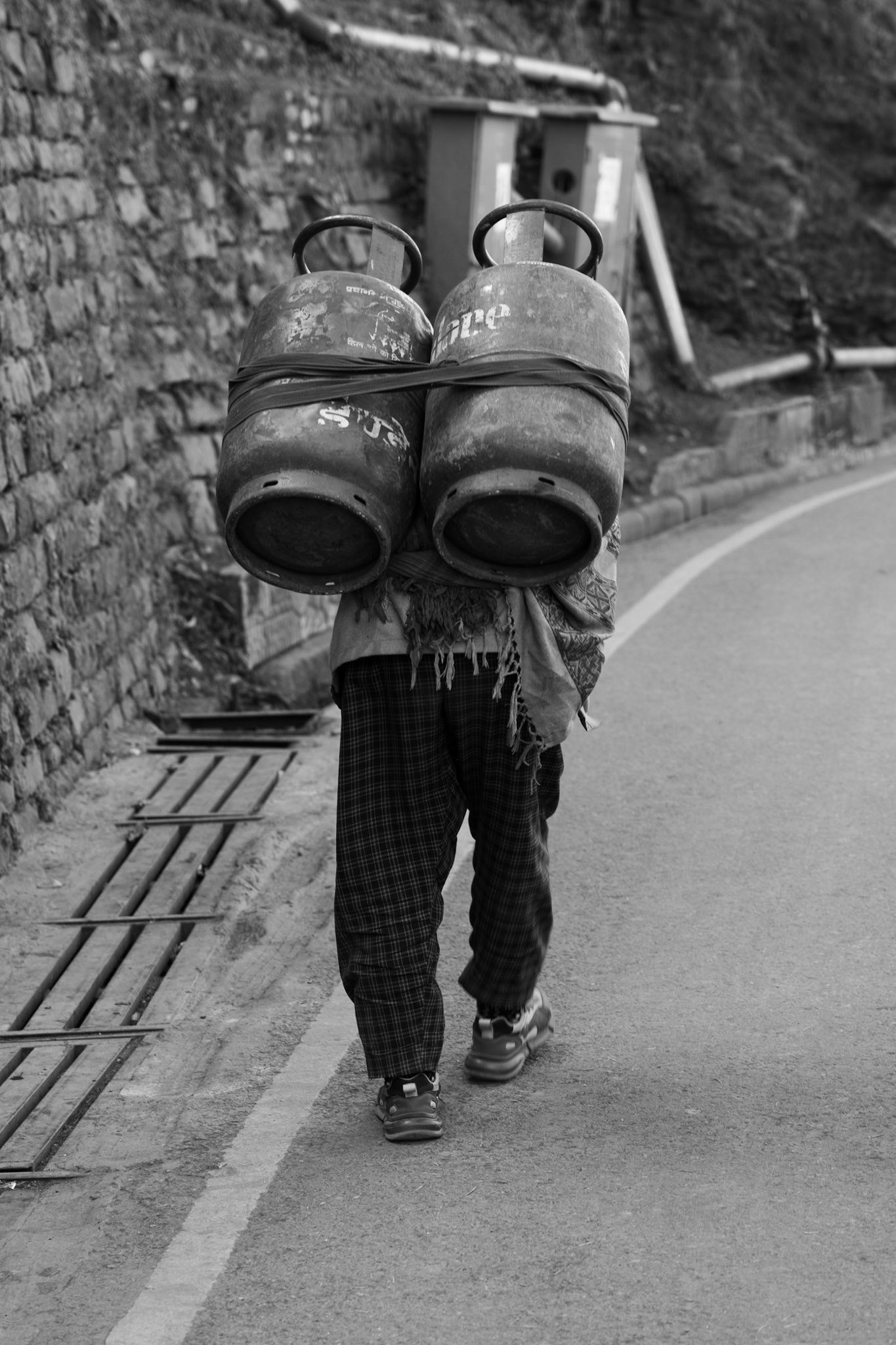 __2025-12-06__Canon__Canon EOS R3__ RF24-70mm F2.8 L IS USM__f/4__1/160 sec__Lakkar Bazaar Road__Shimla__India__31°6'20.9052" N 77°10'38.9532" E