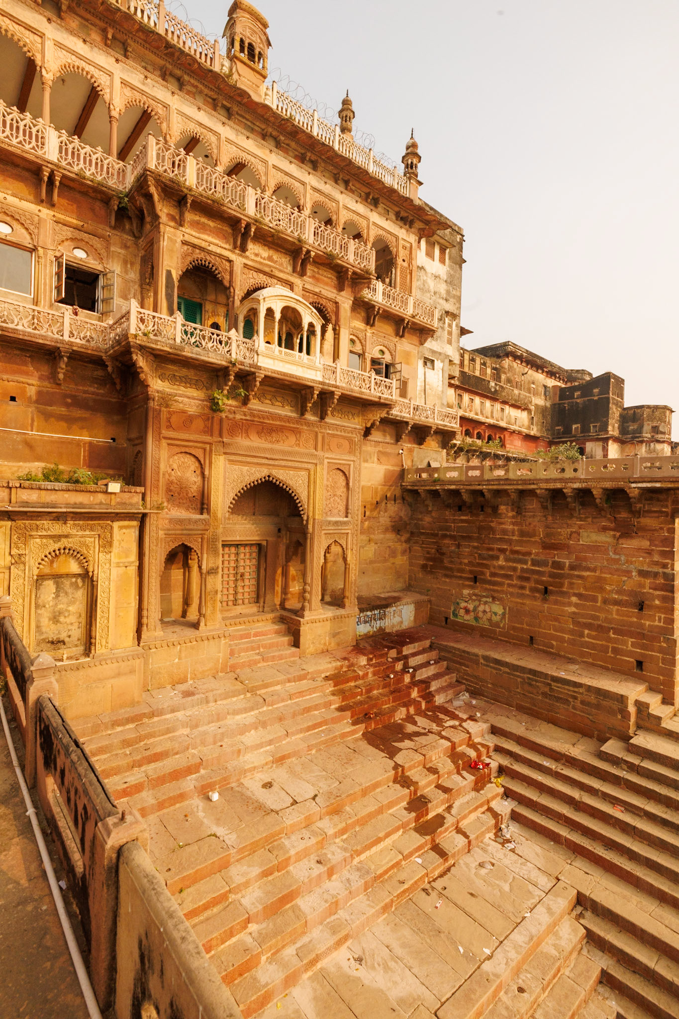 __2025-11-23__Canon__Canon EOS R3__ RF15-35mm F2.8 L IS USM__f/11__1/1000 sec__Ramnagar Road__Varanasi__India__25°16'10.6428" N 83°1'27.804" E