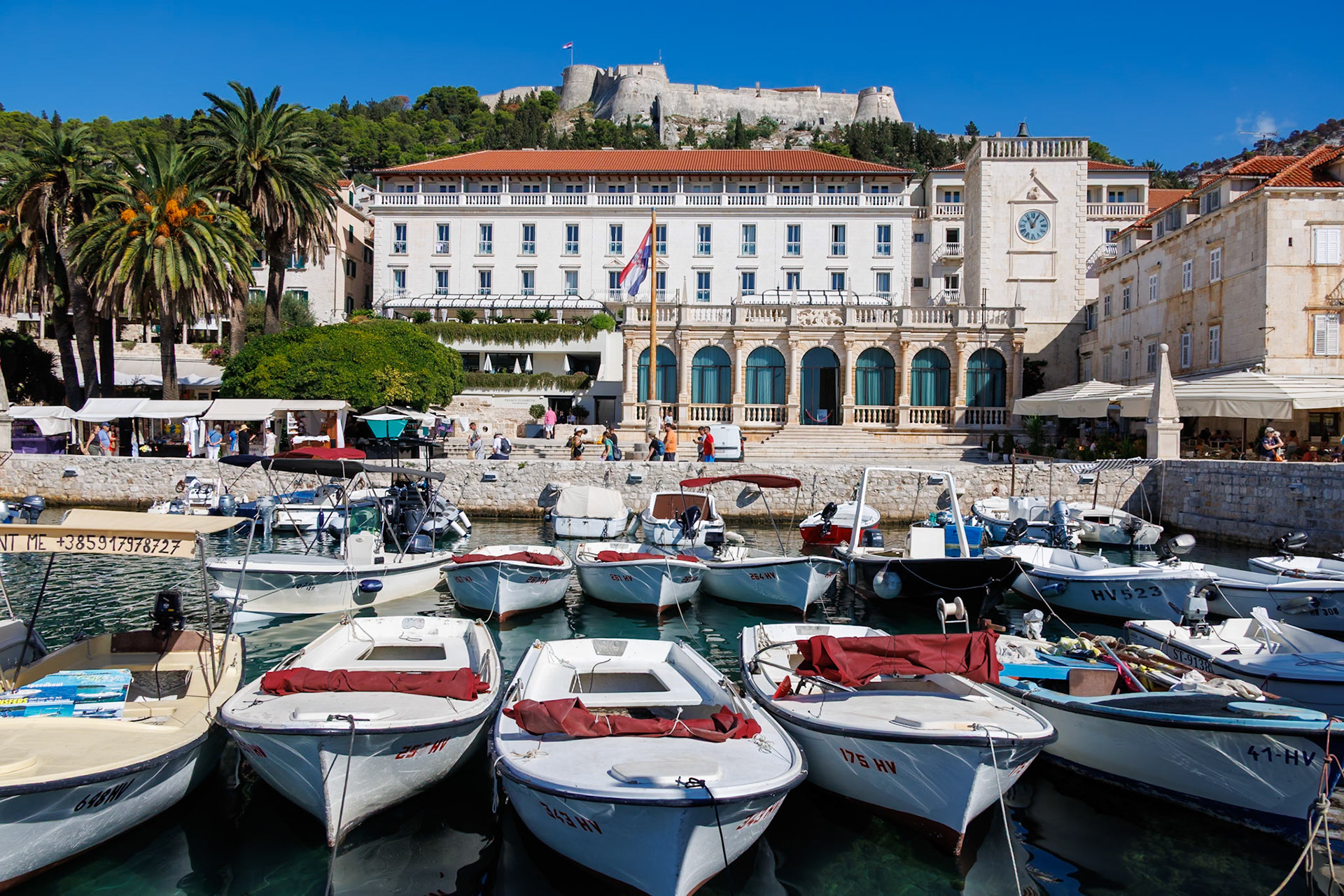 _2024-09-23__Canon__Canon EOS R3__ RF24-240mm F4-6.3 IS USM__f/9__1/320 sec__Riva__Grad Hvar__Croatia__43°10'18.3108" N 16°26'28.4352" E