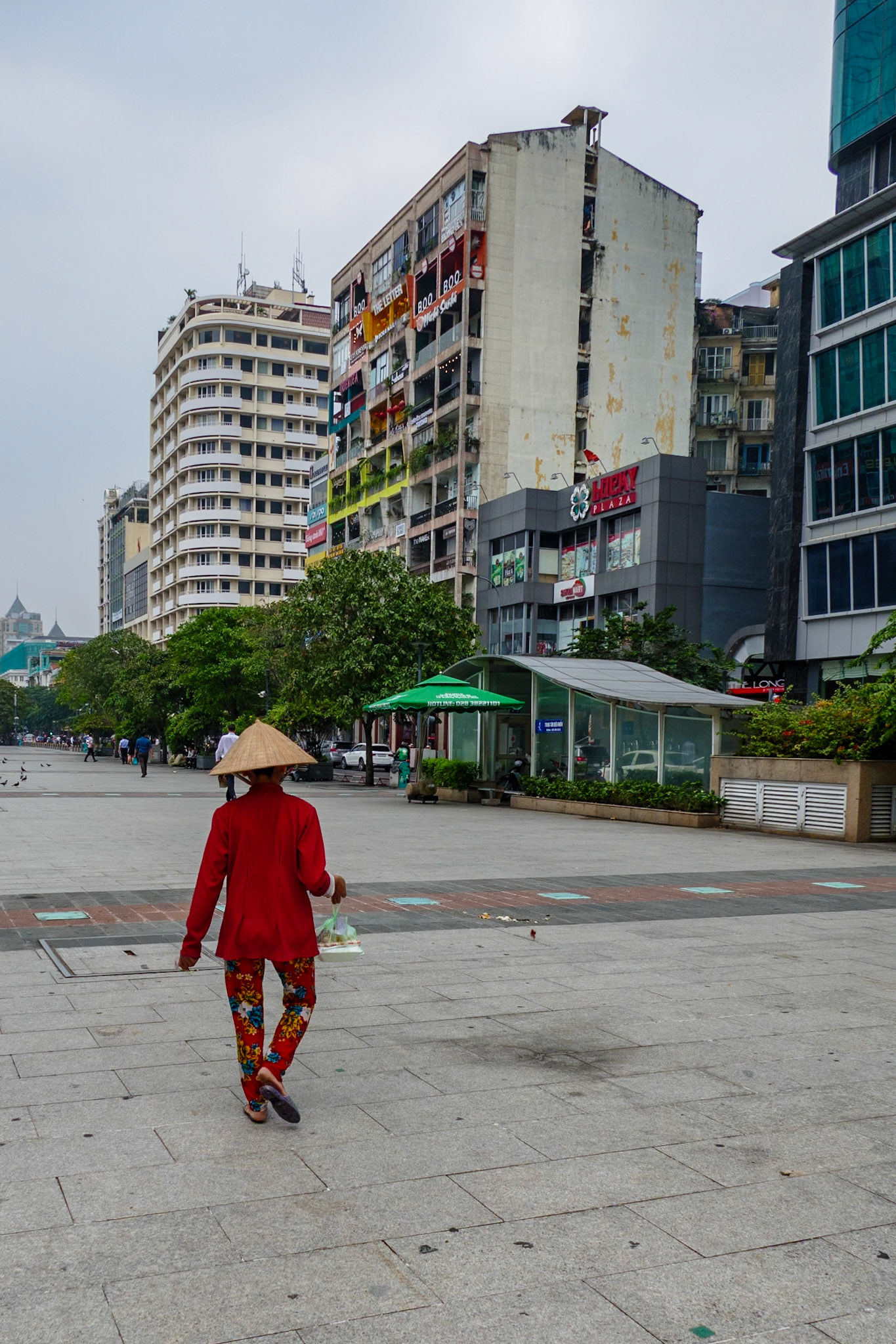 _2019-09-20__Panasonic__DMC-FZ1000__ __f/3.2__1/2000 sec__Nguyen Hue Walking Street__Thủ Đức__Vietnam__10°46'23.6928" N 106°42'16.5492" E