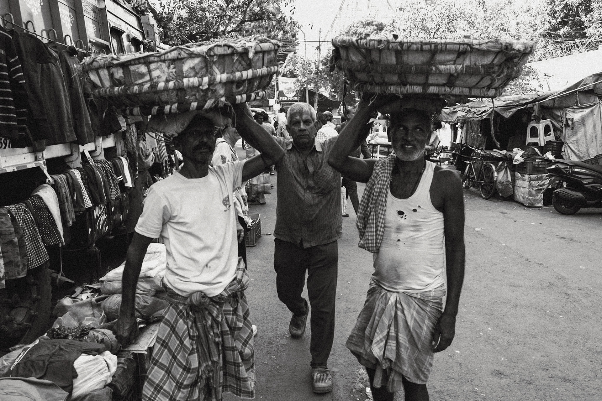 __2025-11-19__Canon__Canon EOS R3__ RF15-35mm F2.8 L IS USM__f/9__1/640 sec__Maharishi Devendra Road__Kolkata__India__22°35'2.7312" N 88°21'6.3" E