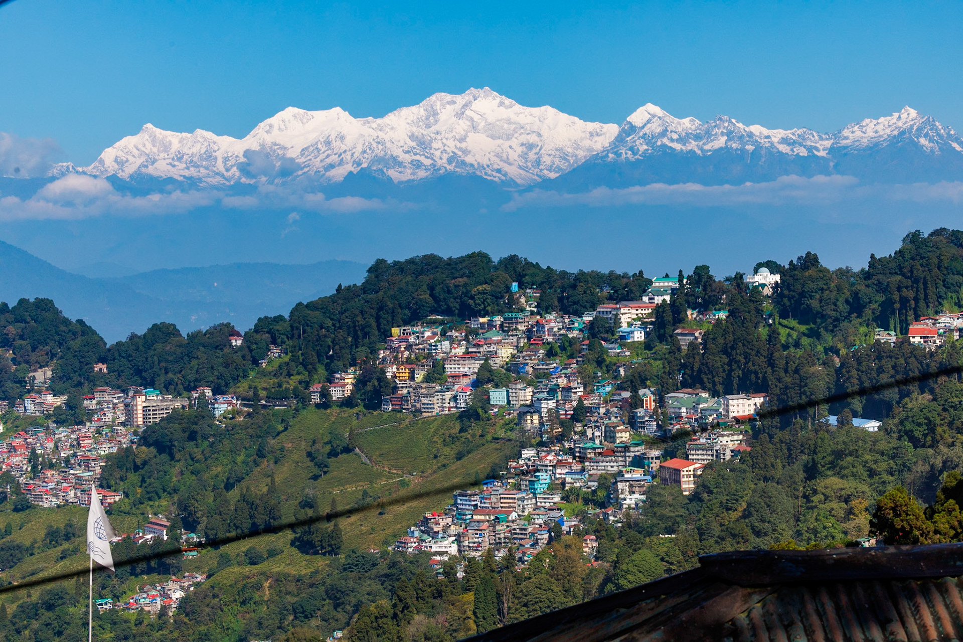 __2025-11-16__Canon__Canon EOS R3__ RF70-200mm F2.8 L IS USM__f/13__1/2000 sec__Gandhi Road__Darjeeling__India__27°2'10.4928" N 88°15'49.0392" E