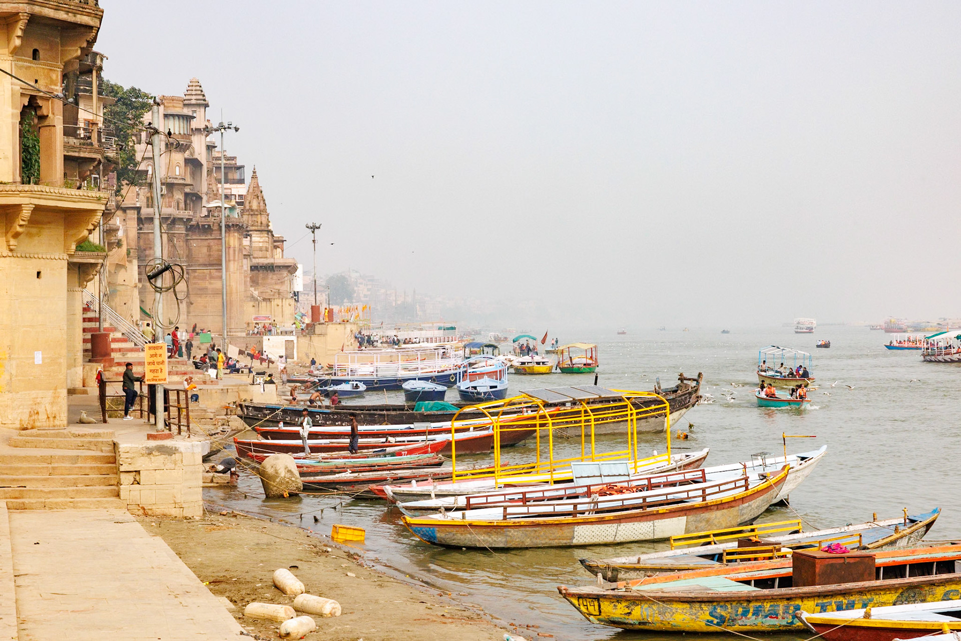 __2025-11-22__Canon__Canon EOS R3__ RF24-70mm F2.8 L IS USM__f/14__1/1600 sec__Dashashwamedh Road__Varanasi__India__25°18'11.538" N 83°0'31.9032" E