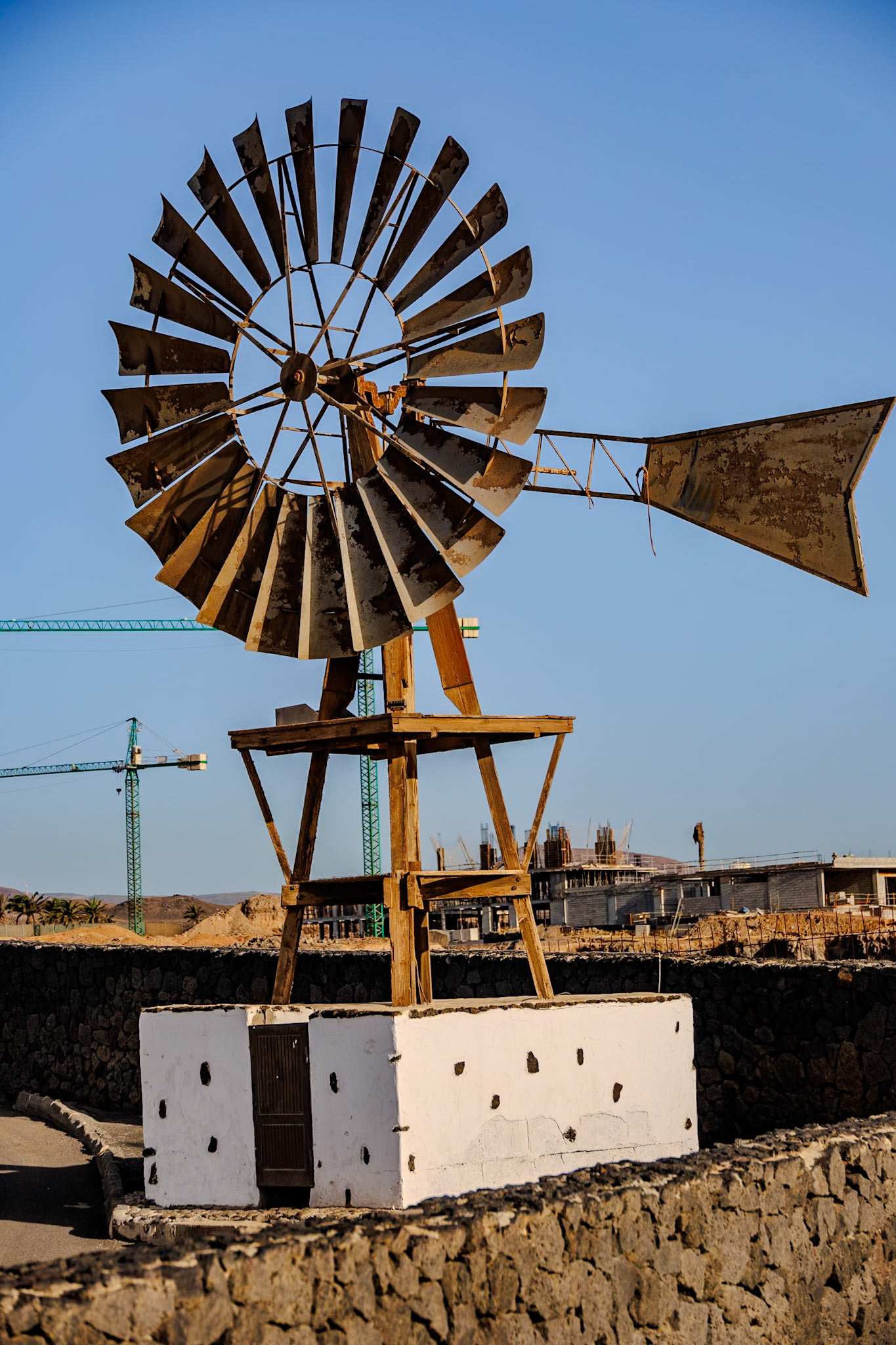 _2024-12-01__Canon__Canon EOS R3__ RF24-240mm F4-6.3 IS USM__f/5.6__1/640 sec__Avenida Islas Canarias__Teguise__Spain__29°0'12.6072" N 13°28'45.6708" W