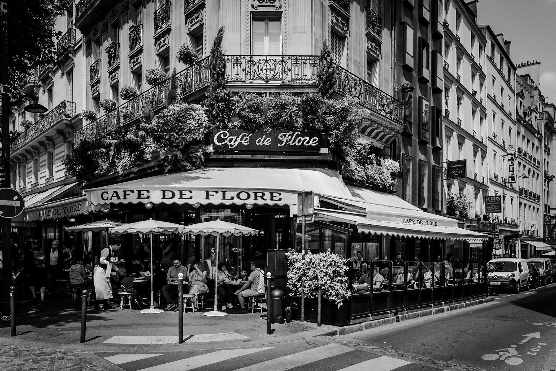 _2025-06-03__Canon__Canon EOS R3__ RF28-70mm F2.8 IS STM__f/7.1__1/320 sec__Place Saint-Germain des Prés__Paris__France__48°51'15.8868" N 2°20'0.7548" E