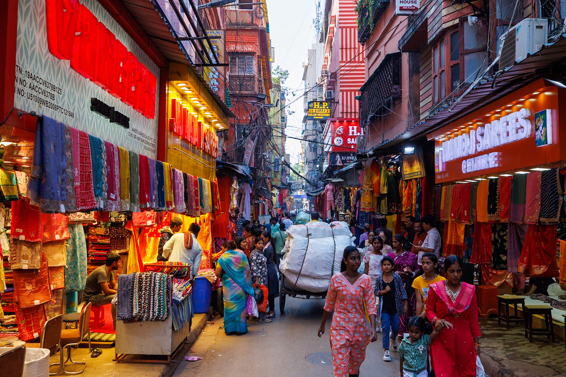 __2025-11-19__Canon__Canon EOS R3__ RF15-35mm F2.8 L IS USM__f/8__1/500 sec__Rajendra Mullick Lane__Kolkata__India__22°34'57.972" N 88°21'37.35" E