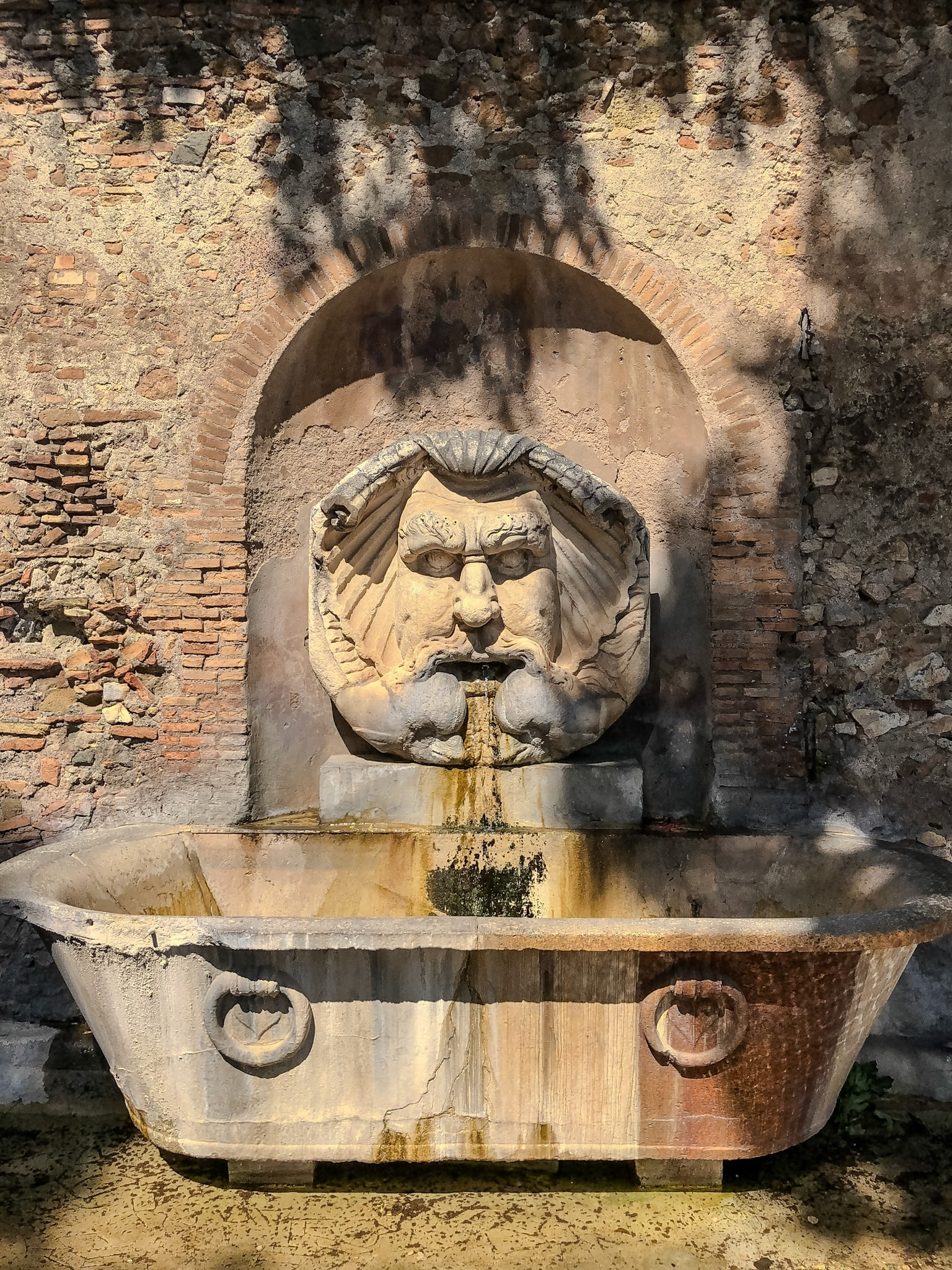 _2018-05-26__Apple__iPhone X__ iPhone X back dual camera 4mm f/1.8__f/1.8__1/2300 sec__Via di Sant'Alessio__Rome__Italy__41°53'3.9084" N 12°28'48.0612" E