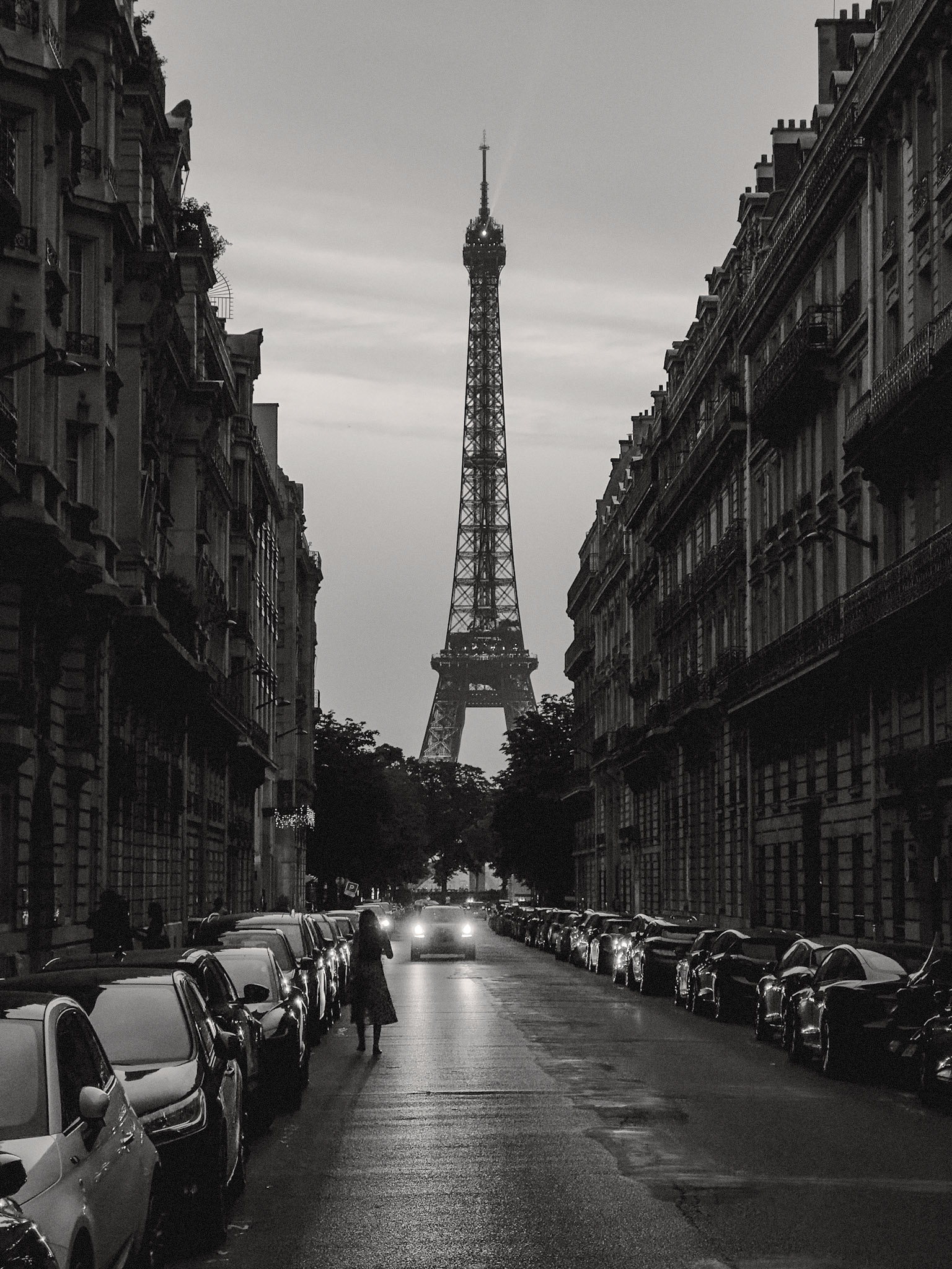 _2025-06-13__iPhone 15 Pro__ iPhone 15 Pro back triple camera 9mm f/2.8__f/2.8__1/86 sec__Avenue de New York__Paris__France__48°51'54.792" N 2°17'1.5432" E_