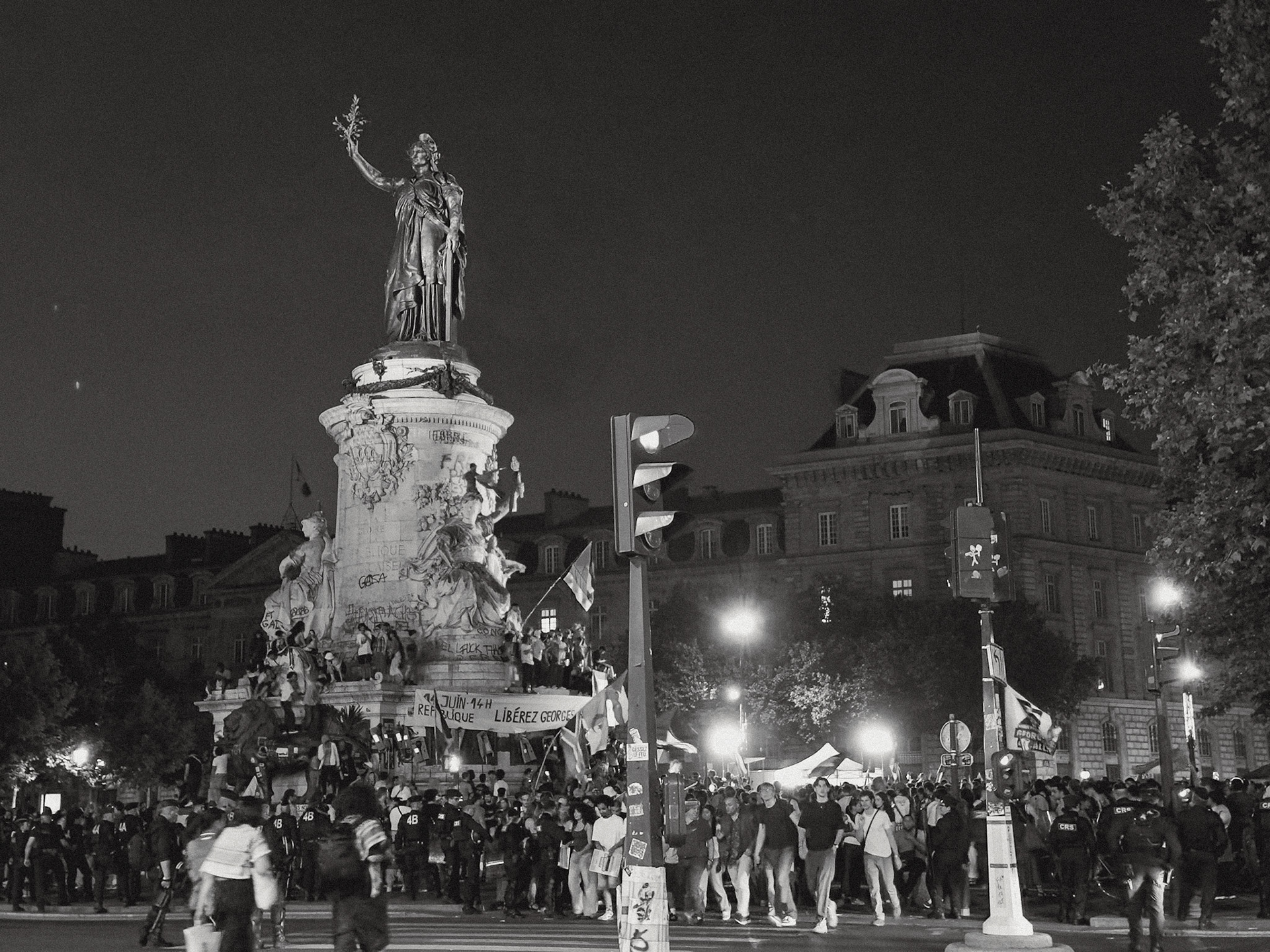 2025-06-16 17:34:42_iPhone 15 Pro back triple camera 6.765mm f/1.78_f/1.8_1/25 sec_Rue Meslay_Paris_France_48°52'1.182" N 2°21'49.4208" E