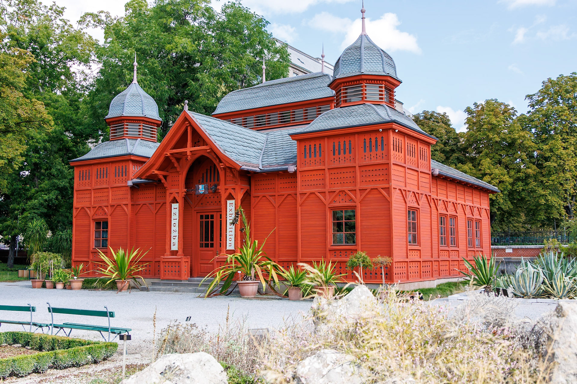 _2024-09-25__Canon__Canon EOS R3__ RF24-240mm F4-6.3 IS USM__f/5.6__1/100 sec__Mihanovićeva ulica__City of Zagreb__Croatia__45°48'16.5708" N 15°58'24.7548" E