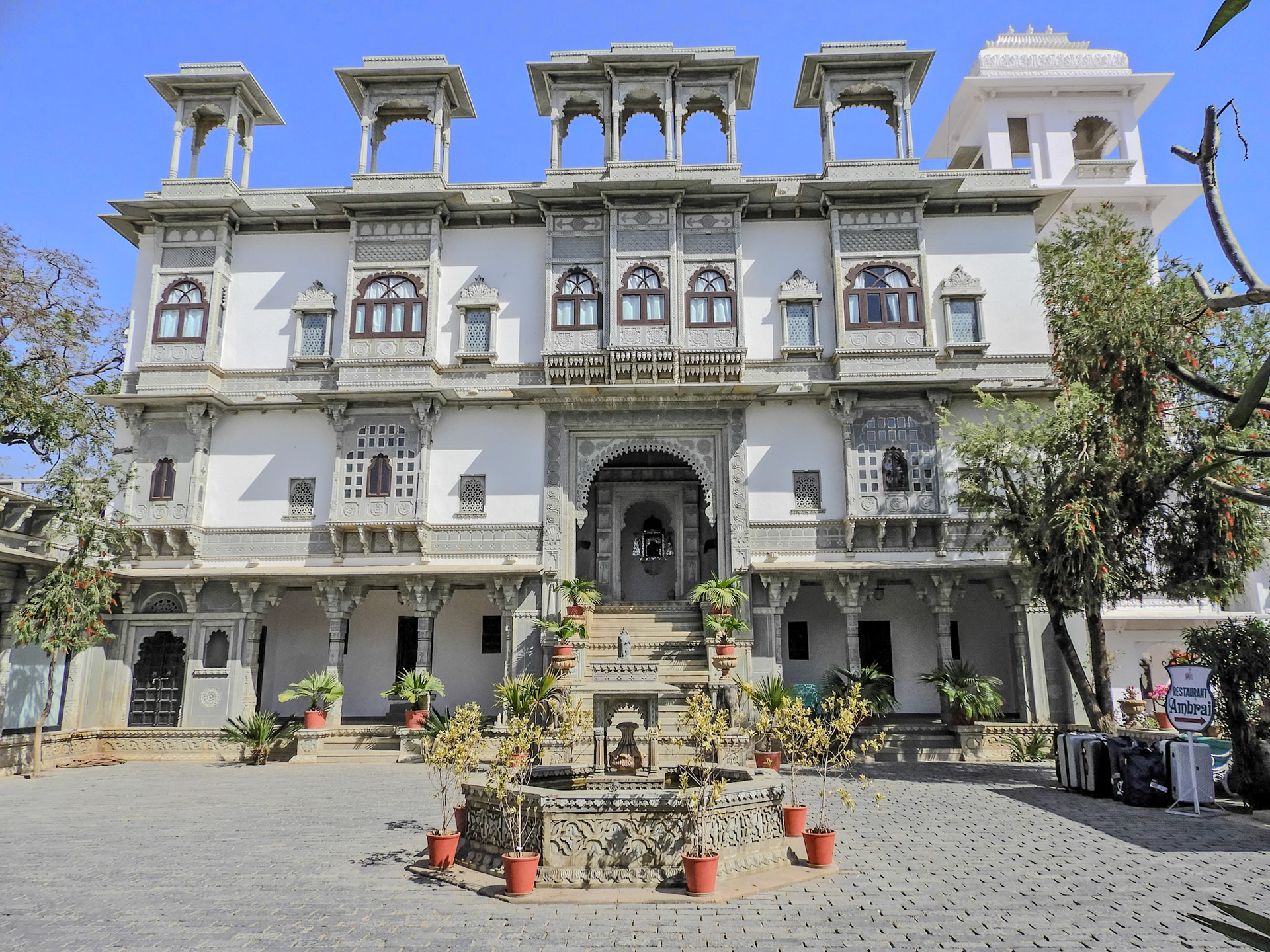 2018-02-20 14:34:57__f/3.3_1/2000 sec_Jagdish Temple Road_Udaipur_India_24°34'48.2628" N 73°40'50.754" E