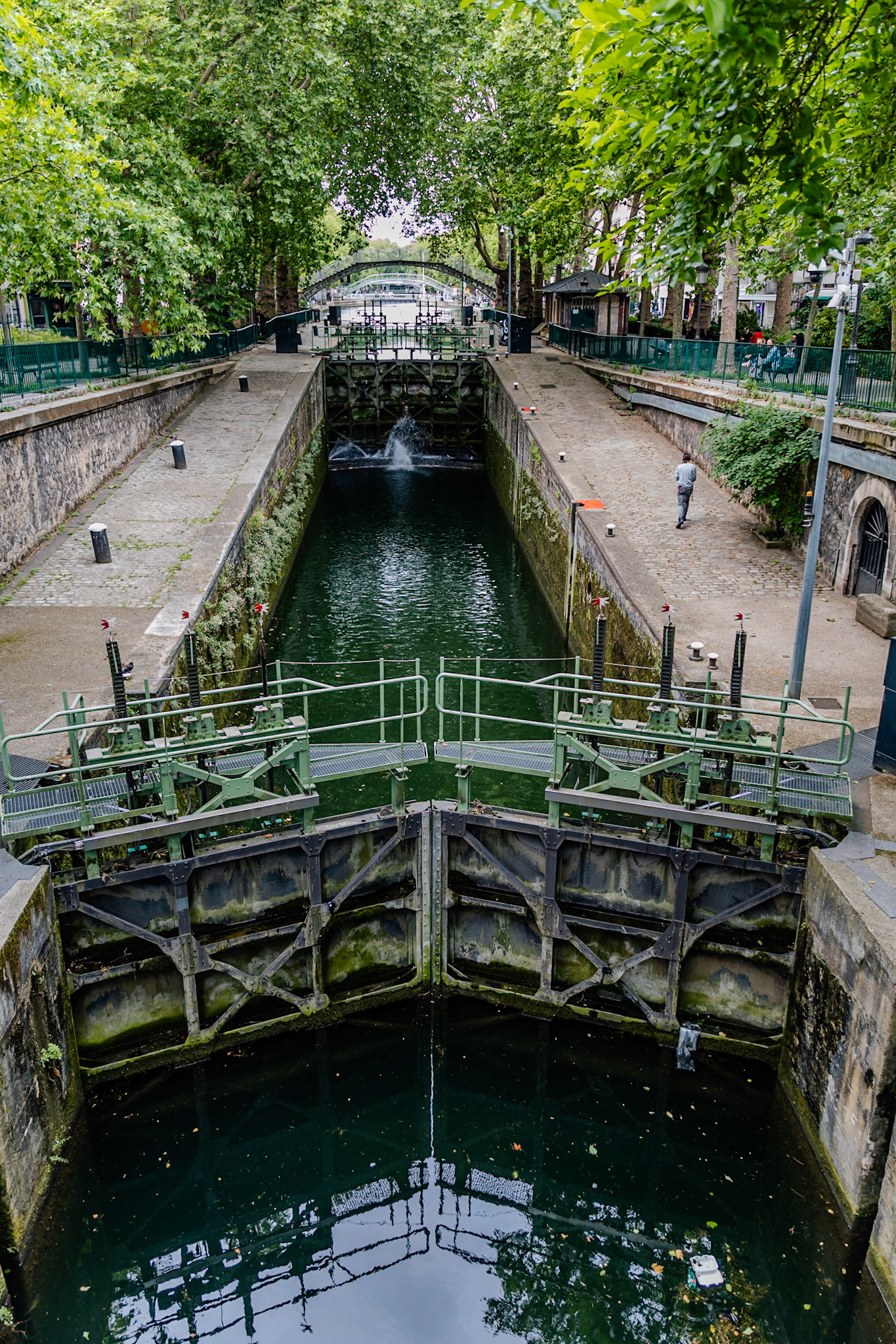 _2025-06-07__Canon__Canon EOS R3__ RF28-70mm F2.8 IS STM__f/2.8__1/50 sec__Rue Meslay__Paris__France__48°52'4.026" N 2°21'49.2228" E