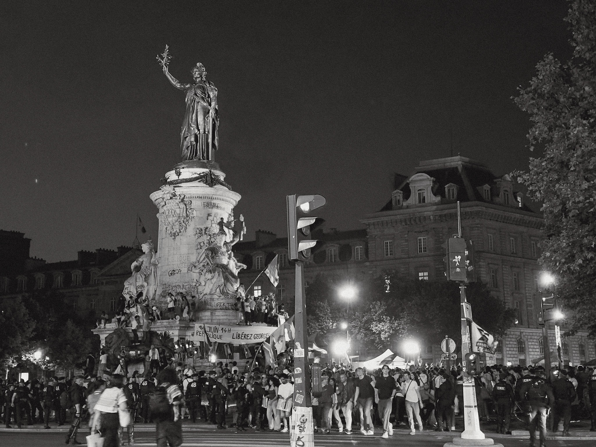 _2025-06-16__iPhone 15 Pro__ iPhone 15 Pro back triple camera 6.765mm f/1.78__f/1.8__1/25 sec__Rue Meslay__Paris__France__48°52'1.182" N 2°21'49.4208" E_