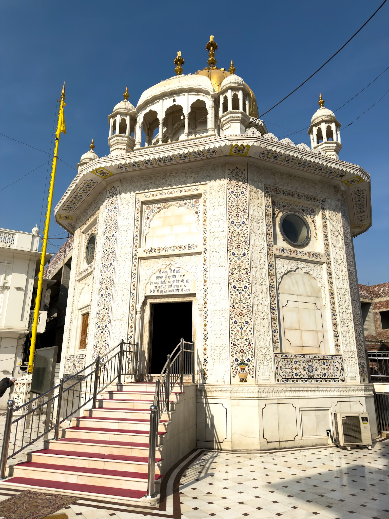 __2025-12-09__Apple__iPhone 17 Pro__ iPhone 17 Pro back triple camera 6.765mm f/1.78__f/1.8__1/12000 sec________