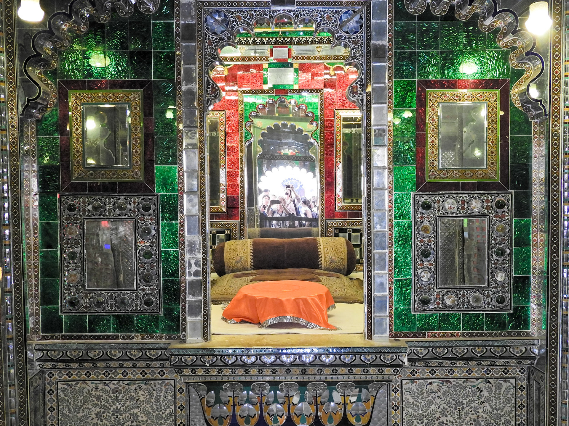 _2018-02-20__Coolpix B700__ __f/3.6__1/20 sec__Jagdish Temple Road__Udaipur__India__24°34'36.048" N 73°41'1.5432" E_