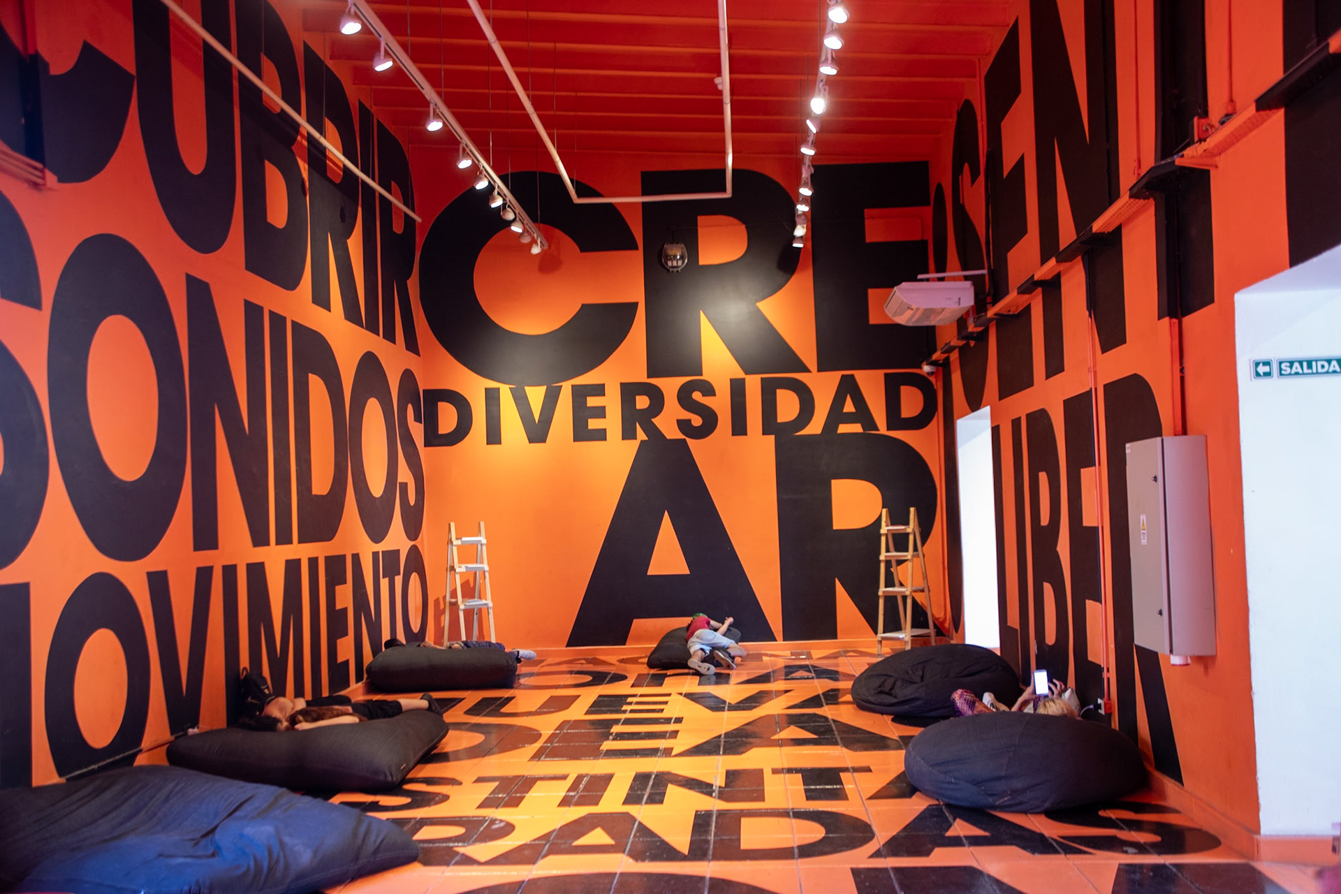 2023-11-26 18:22:00_TAMRON 28-300mm F/3.5-6.3 Di VC PZD A010_f/4.5_1/30 sec_Avenida Alvear_Buenos Aires_Argentina_34°35'11.3172" S 58°23'33.0612" W