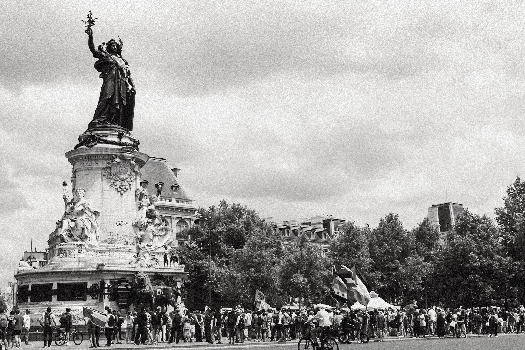 _2025-06-14__Canon__Canon EOS R3__ RF15-35mm F2.8 L IS USM__f/7.1__1/320 sec__Rue Meslay__Paris__France__48°52'2.37" N 2°21'47.754" E