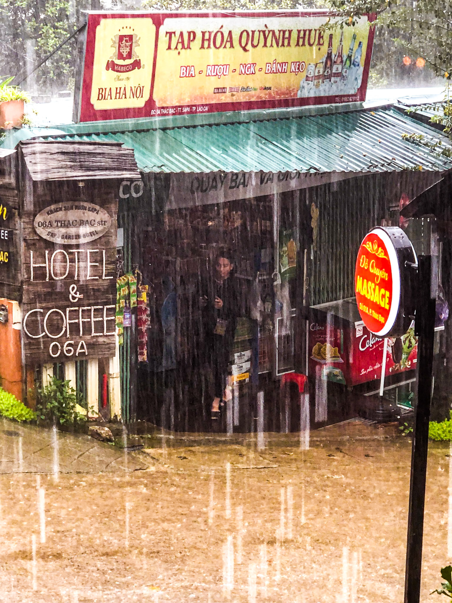 _2019-09-11__iPhone X__ iPhone X back dual camera 6mm f/2.4__f/2.4__1/50 sec__Thac Bac Street__Sa Pa__Vietnam___