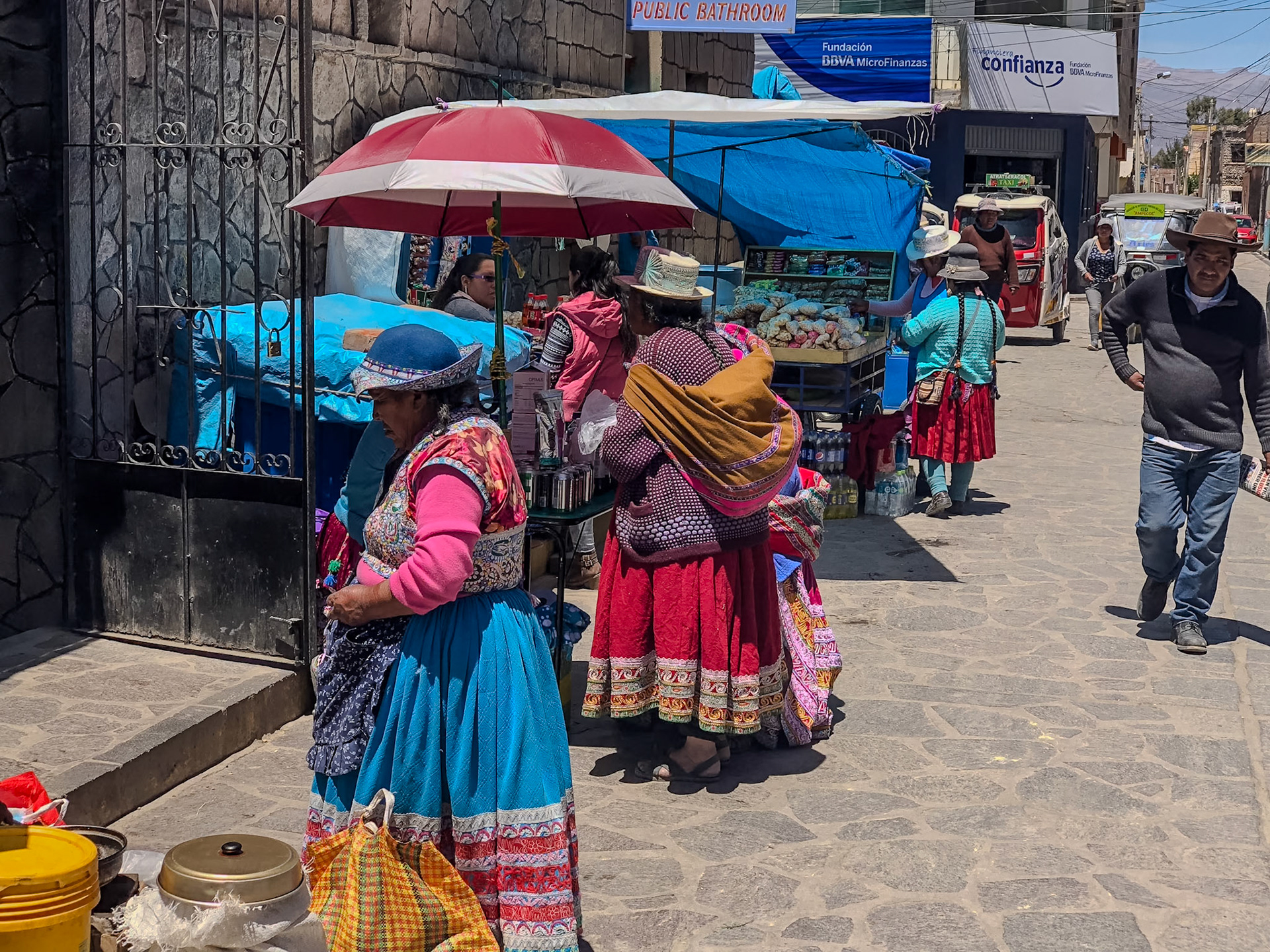 _2018-10-29__iPhone X__ iPhone X back dual camera 6mm f/2.4__f/2.4__1/800 sec__Placa de Armas__Chivay__Peru__15°38'7.4904" S 71°36'6.3396" W_