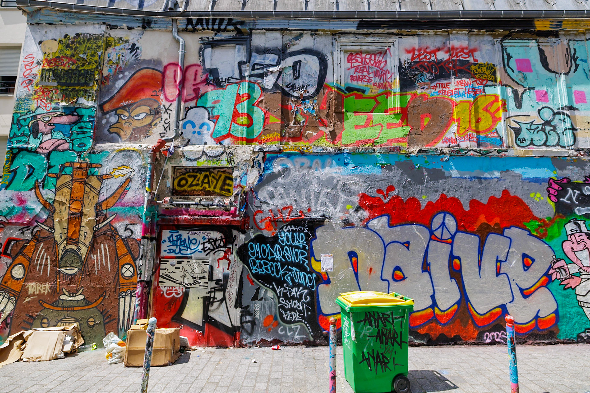 _2025-06-28__Canon__Canon EOS R3__ RF15-35mm F2.8 L IS USM__f/5.6__1/250 sec__Rue Dénoyez__Paris__France__48°52'19.83" N 2°22'42.6108" E