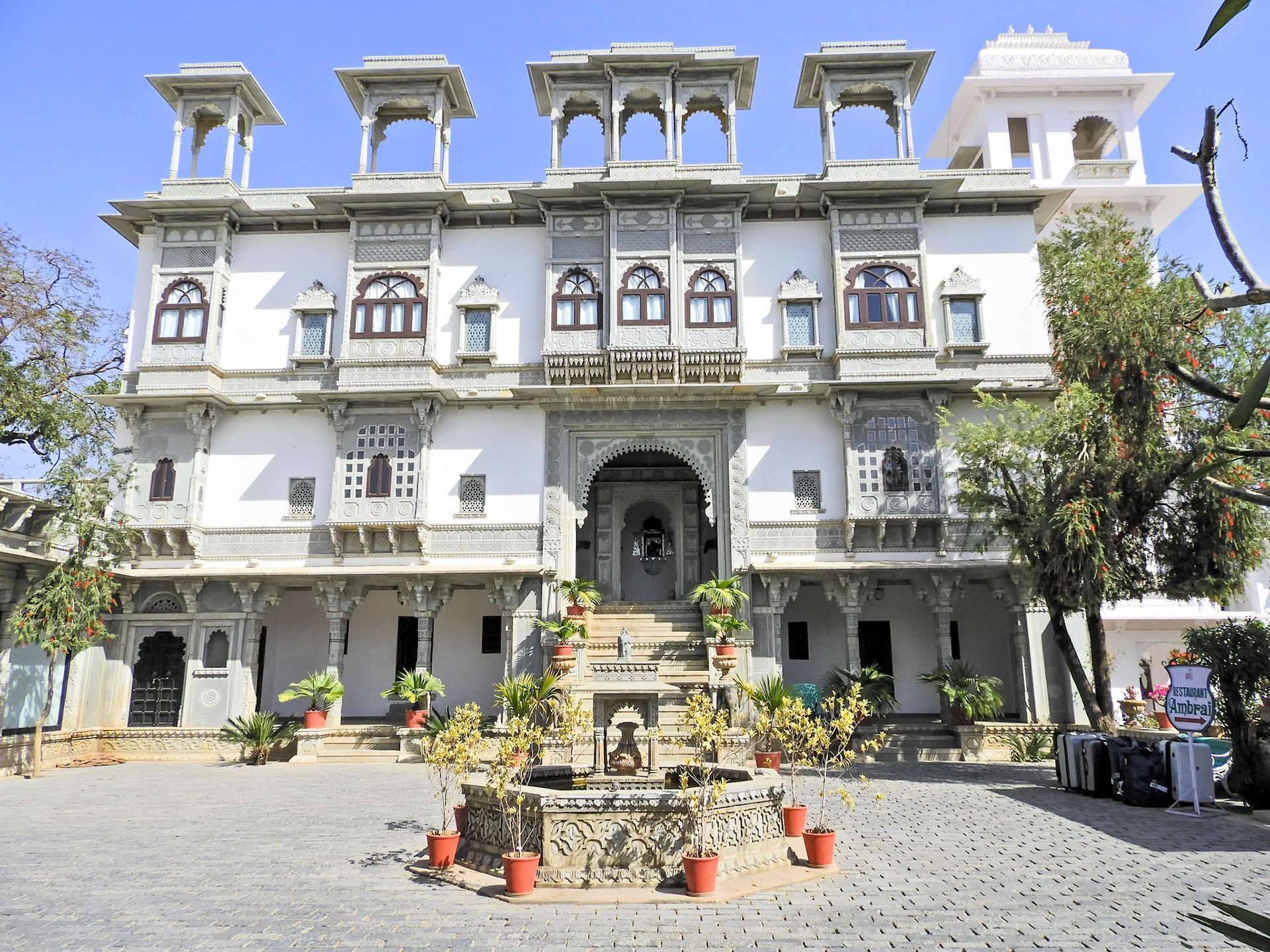 _2018-02-20__Coolpix B700__ __f/3.3__1/2000 sec__Jagdish Temple Road__Udaipur__India__24°34'48.2628" N 73°40'50.754" E_