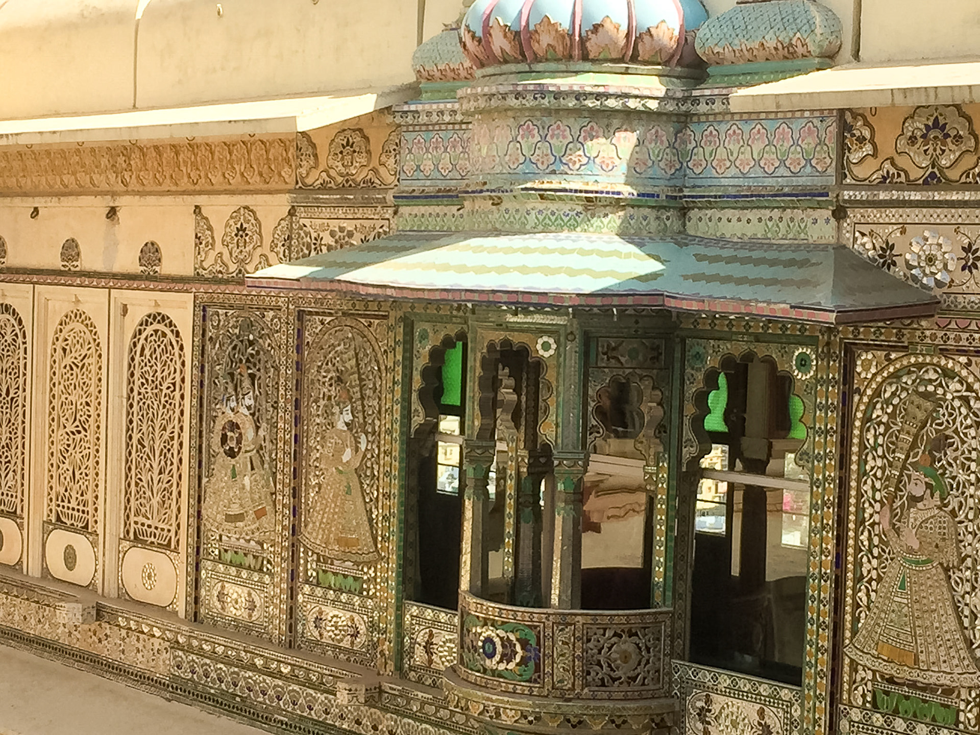 _2018-02-20__Apple__iPhone 6__ iPhone 6 back camera 4.15mm f/2.2__f/2.2__1/1400 sec__Jagdish Temple Road__Udaipur__India__24°34'35.9508" N 73°41'0.7188" E