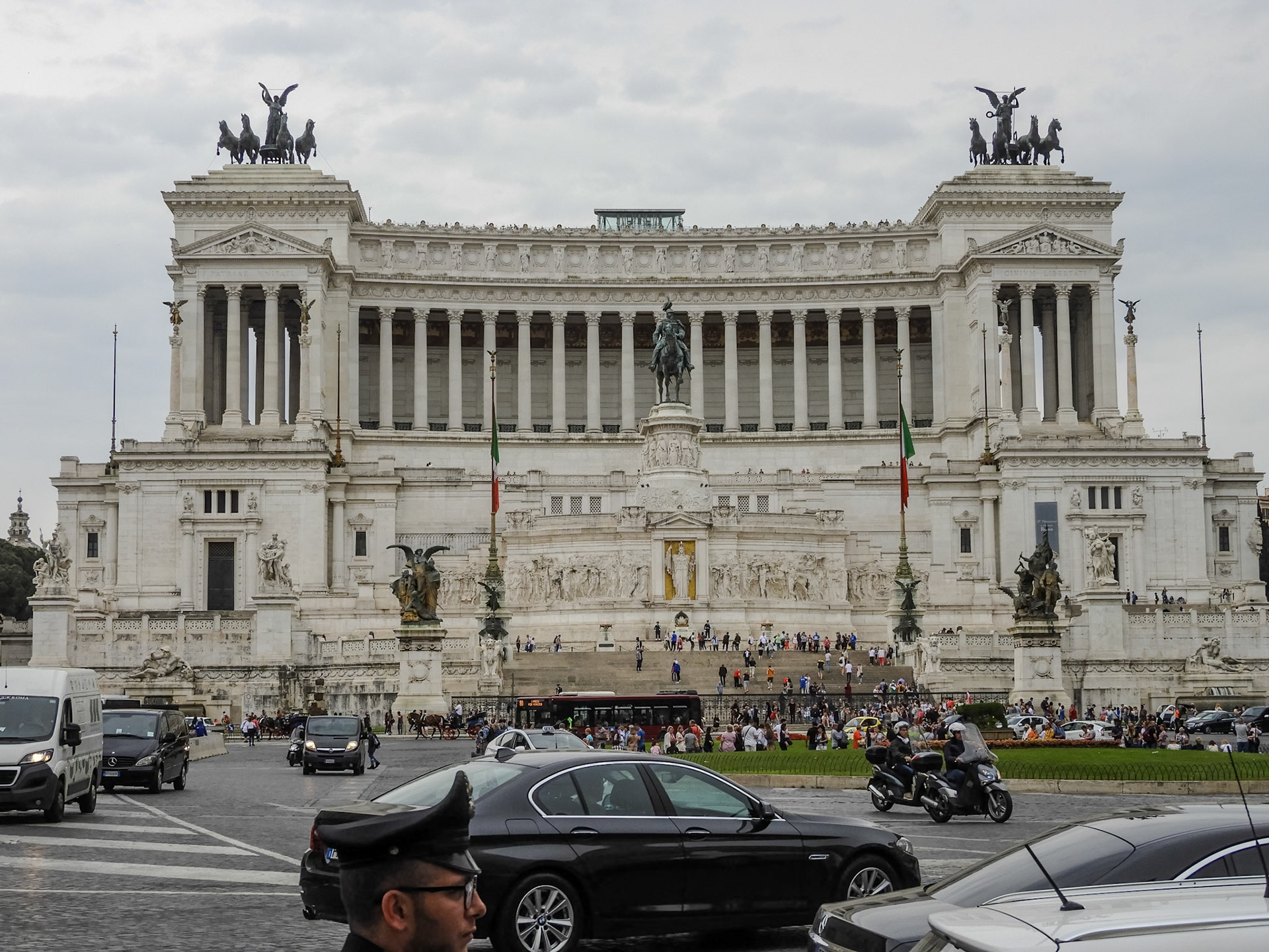 _2018-05-02__Coolpix B700__ __f/4.2__1/640 sec__Vicolo della Campana__Rome__Italy__41°53'48.246" N 12°28'56.6832" E_