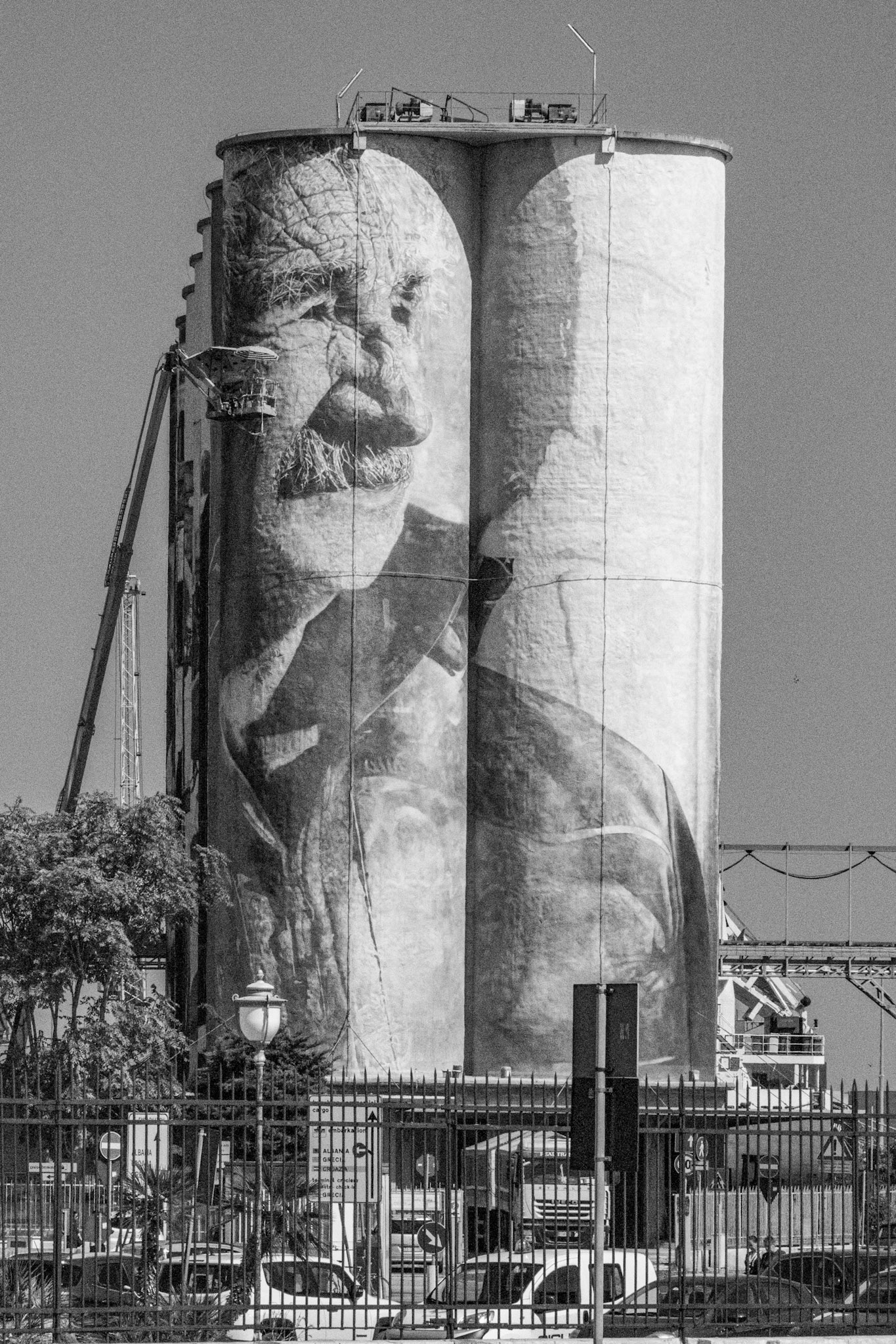 2024-10-06 23:00:44_RF24-240mm F4-6.3 IS USM_f/32_1/8000 sec_Piazza del Ferrarese_Bari_Italy_41°7'58.0332" N 16°52'9.6888" E