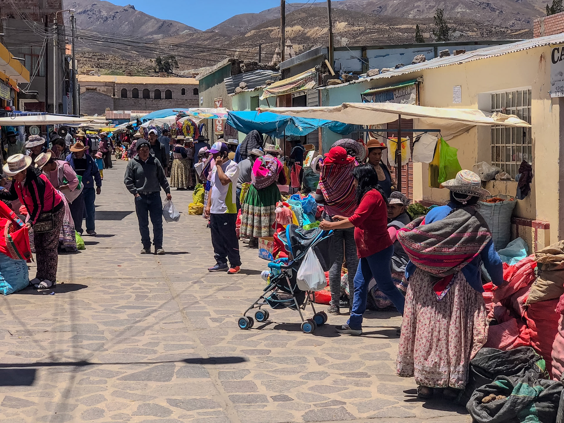 _2018-10-29__iPhone X__ iPhone X back dual camera 6mm f/2.4__f/2.4__1/1100 sec__Placa de Armas__Chivay__Peru__15°38'5.6004" S 71°36'6.3396" W_