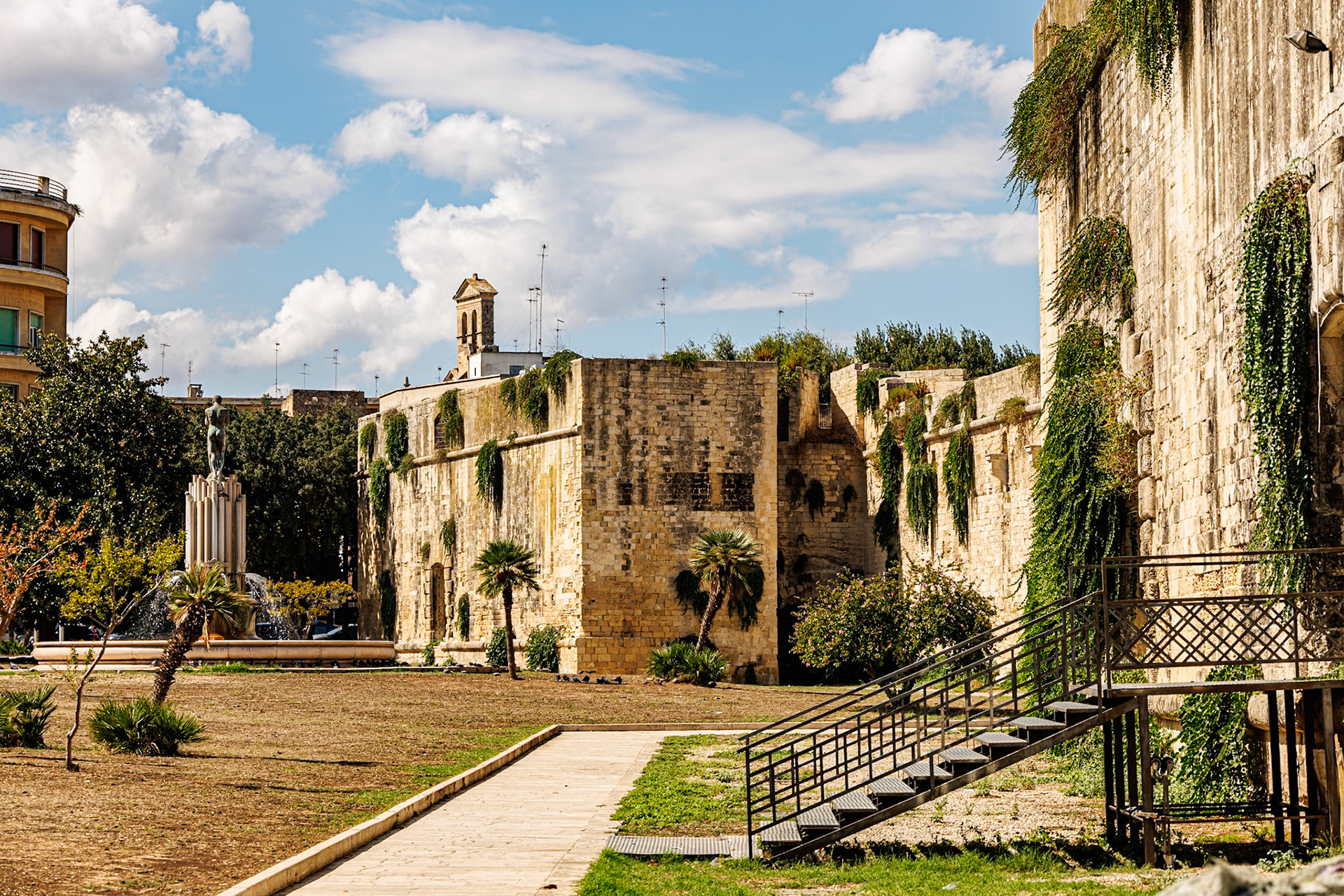 2024-09-11 12:49:17_RF24-240mm F4-6.3 IS USM_f/8_1/200 sec_Via Leonardo Prato_Lecce_Italy_40°21'6.372" N 18°10'33.3588" E