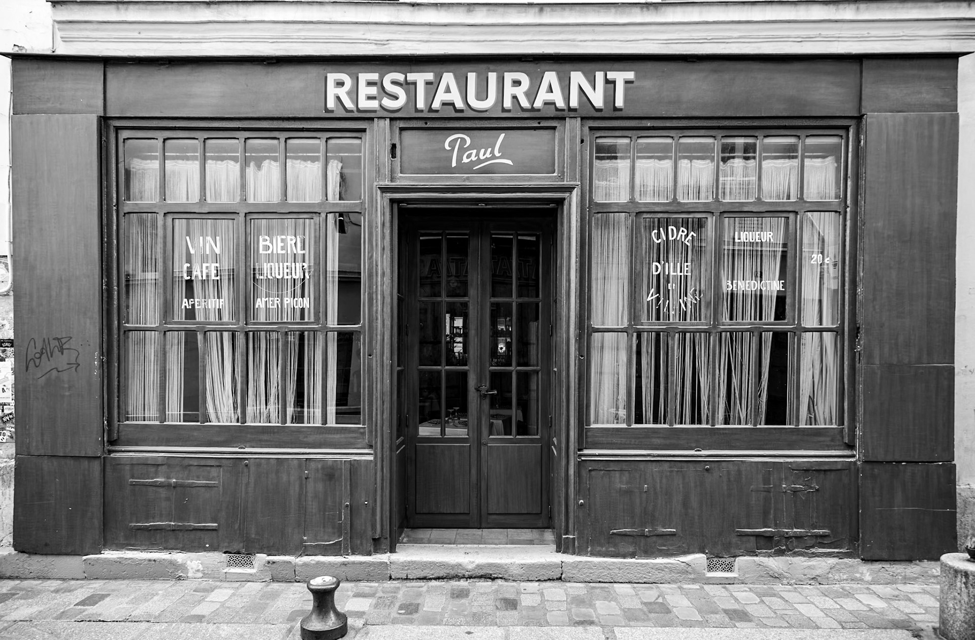 2024-09-29 16:32:37_RF24-240mm F4-6.3 IS USM_f/4_1/15 sec_Rue Madame de Sévigné_Paris_France_48°51'18.378" N 2°22'13.1232" E