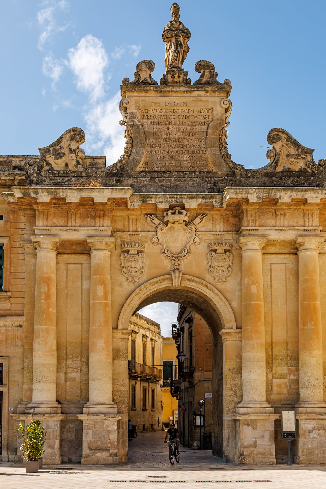 _2024-09-13__Canon__Canon EOS R3__ RF24-240mm F4-6.3 IS USM__f/13__1/80 sec__Via Leonardo Prato__Lecce__Italy__40°20'58.1712" N 18°10'22.0368" E