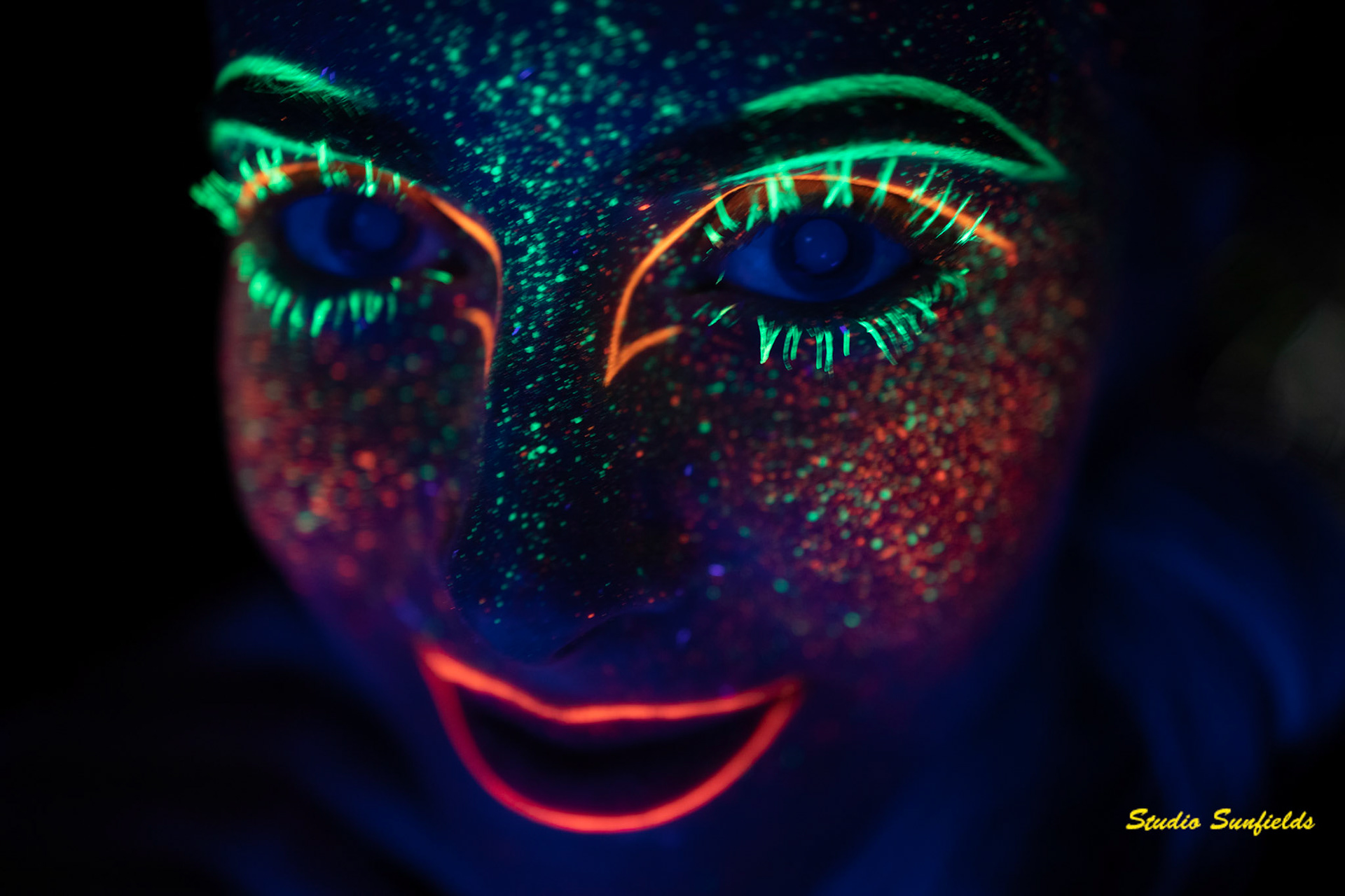 Model met lichtgevende makeup