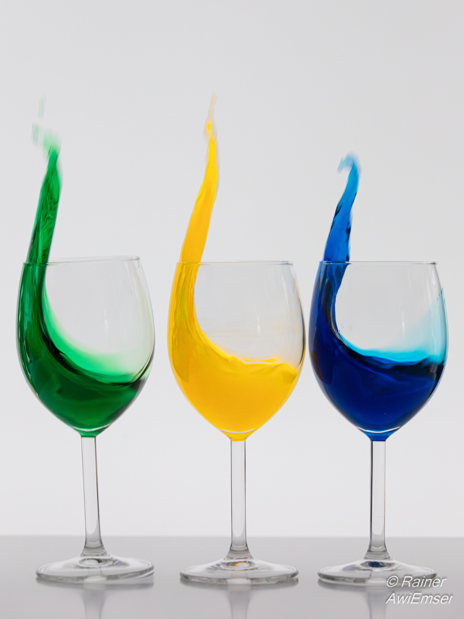 Splash Aufnahmen mit Weingläsern