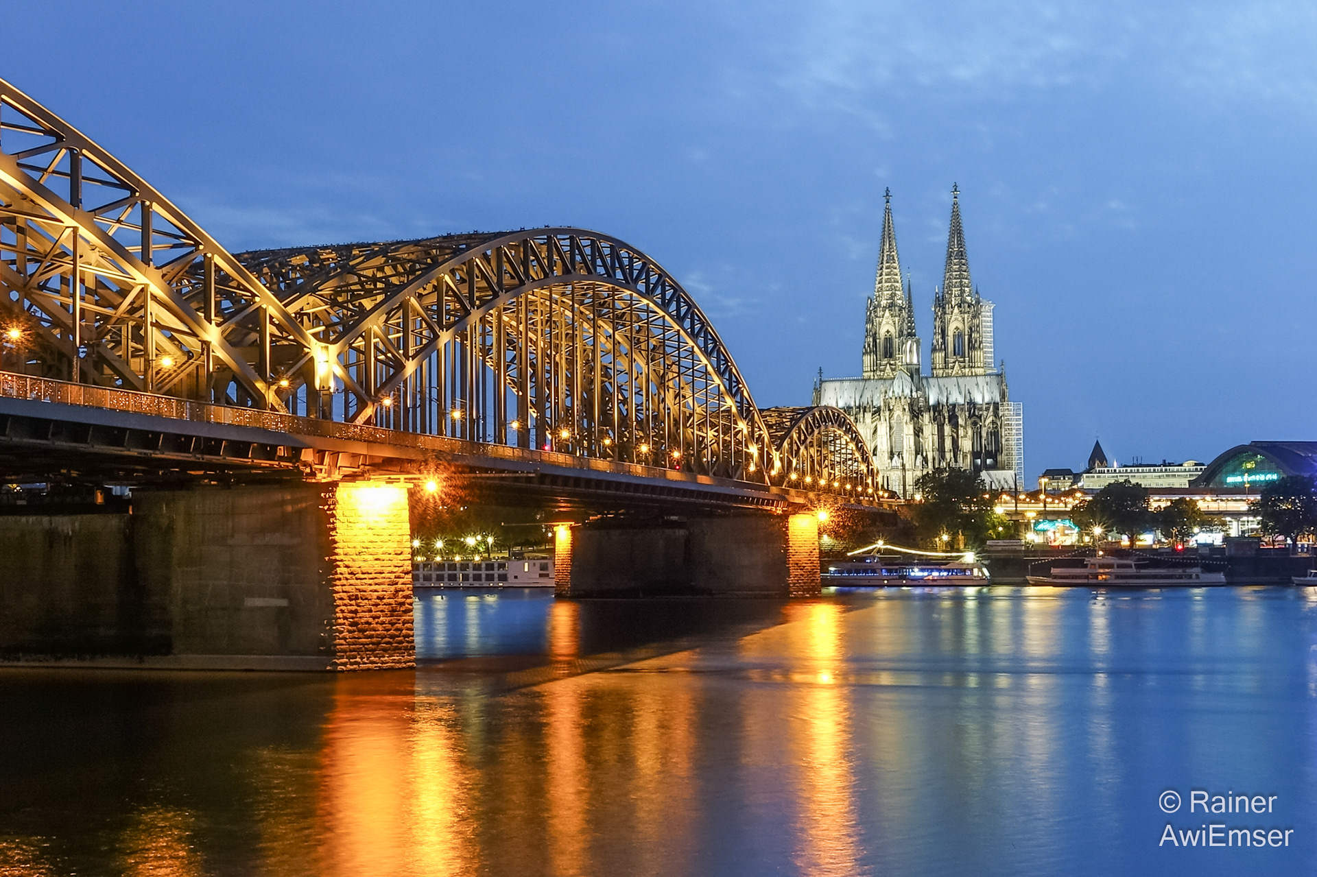 Rhein-Mythos, Bilderreise von den Schweizer Bergen bis zur Nordsee, Köln, Kölner Dom, UNESCO Welterbe, Eisenbahnbrücke, Hohenzollernbrücke, längeste Baugeschichte der Menschheit
