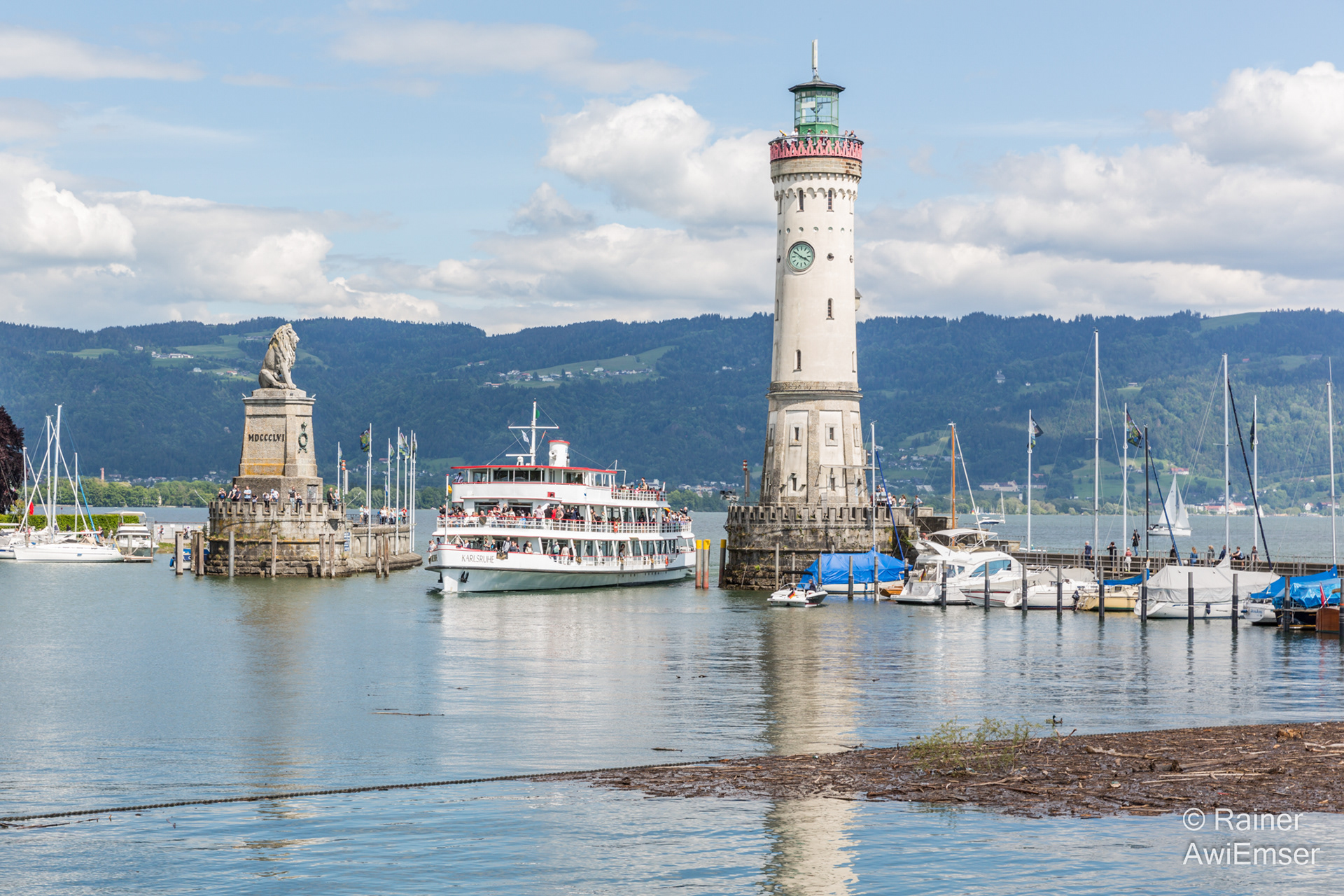 Rhein-Mythos, Bilderreise von den Schweizer Bergen bis zur Nordsee, Hafeneinfahrt Lindau, Bayerischer Löwe