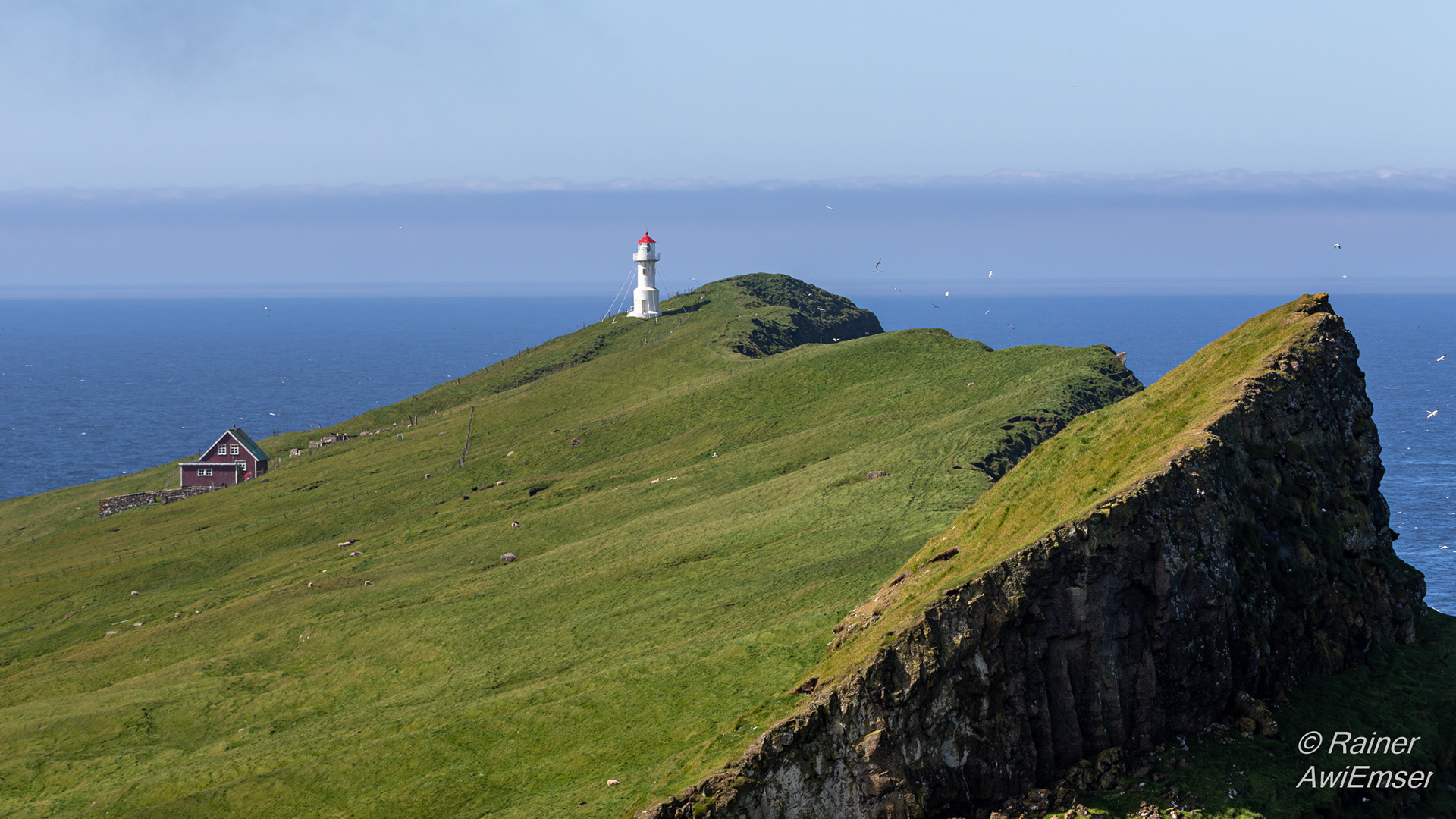 Mykines mit Blick auf Leuchtturm auf Mykineshólmur
