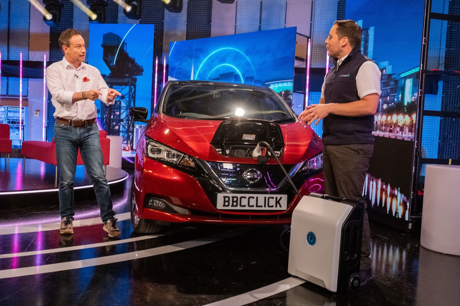 Demonstrating a new portable battery for electric cars