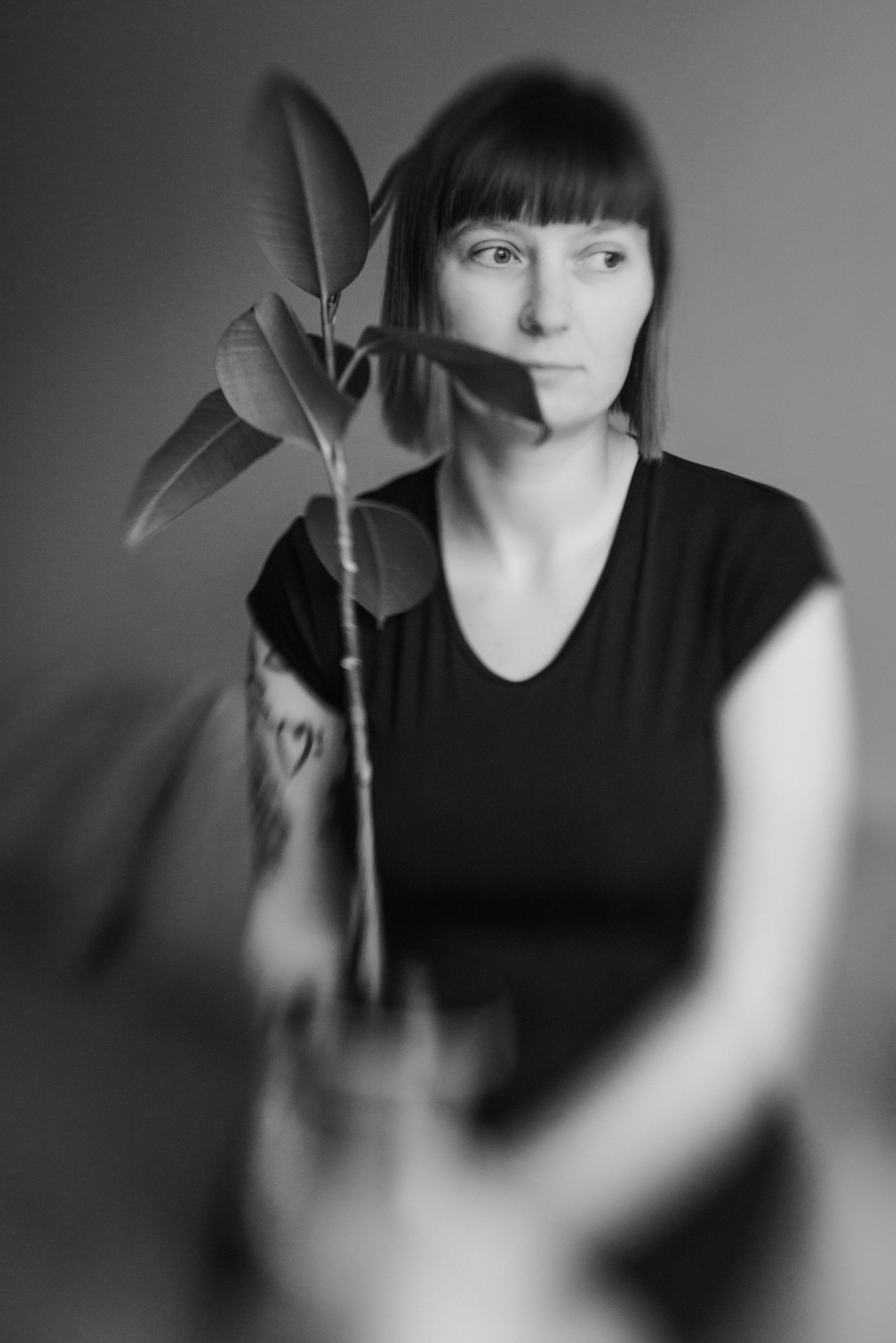 Black and white portrait of Yuliana Paranko with a plant