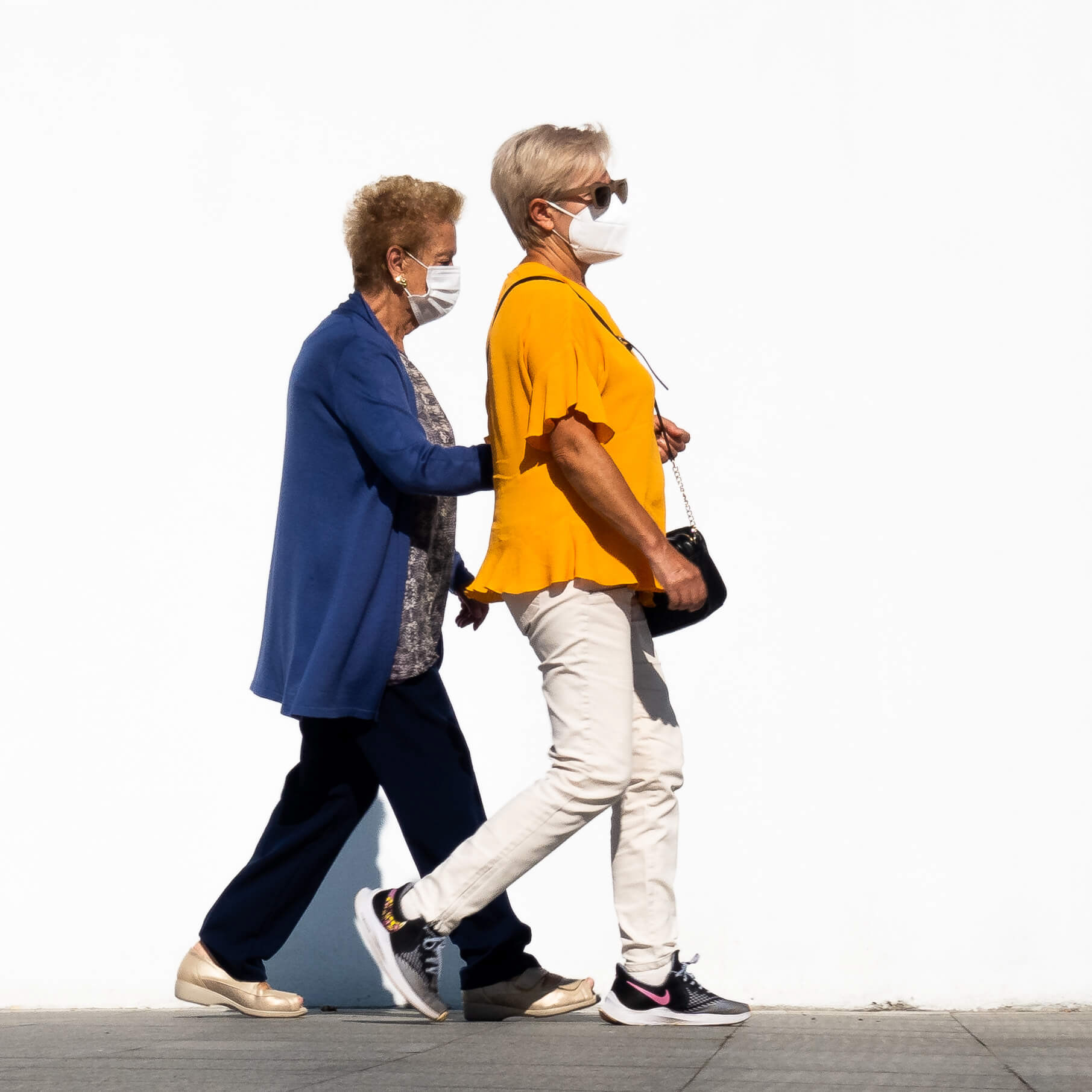 Mujeres en frente de muro blanco