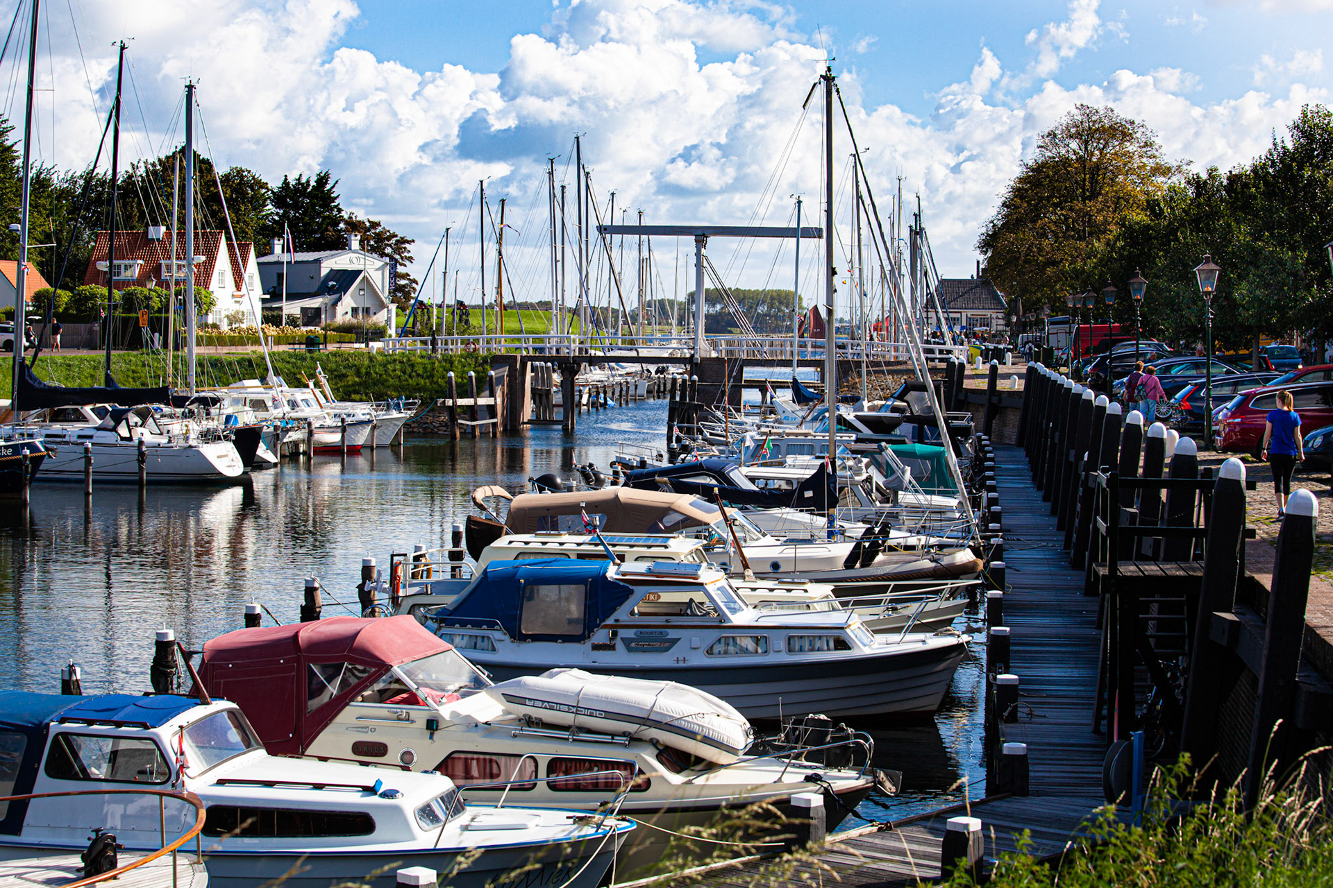 Der Yachthafen mit Schiffsbrücke im Hintergrund