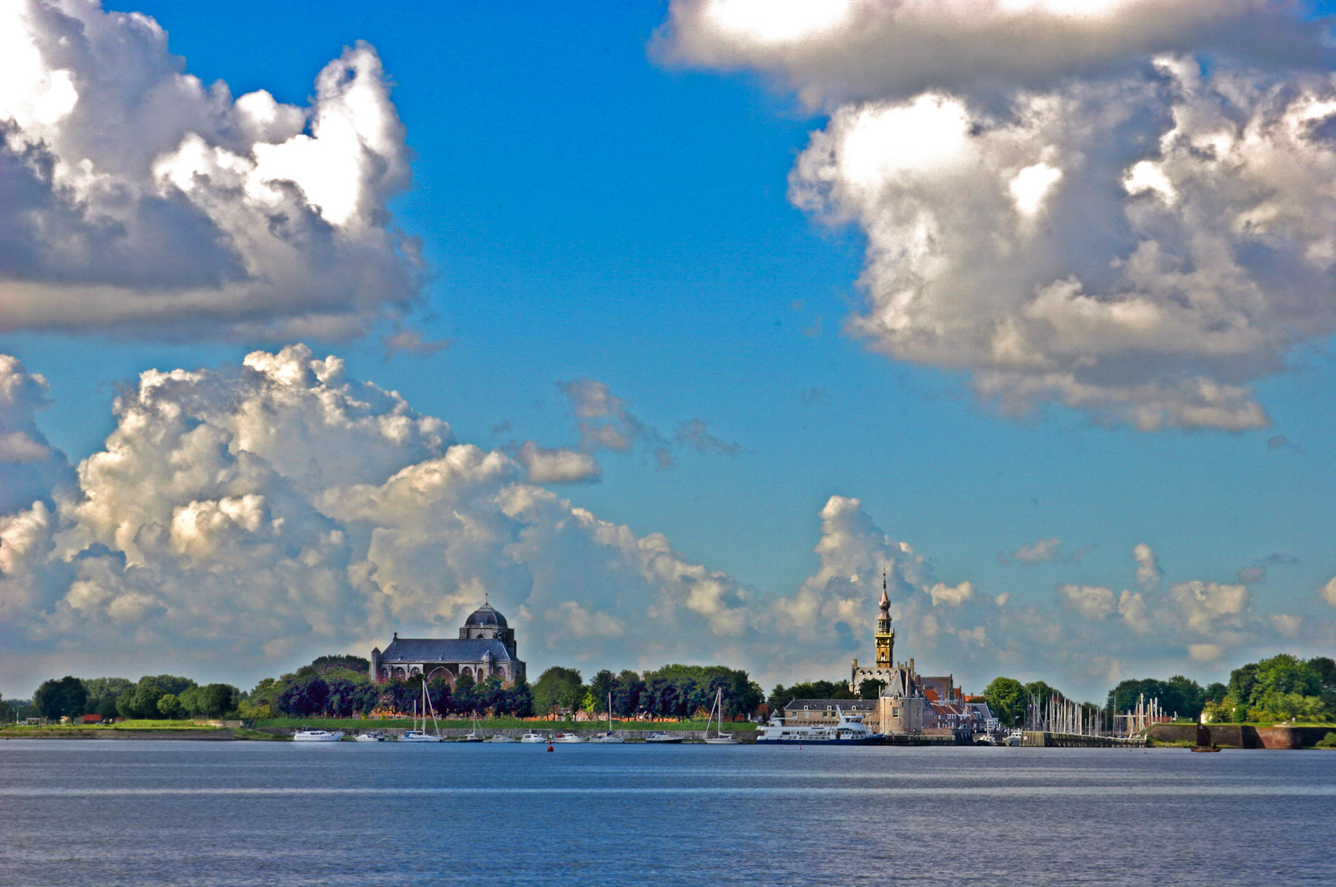 Silhouette von Veere mit Grote Kerk, Rathausturm, Kampveerse Toren und Hafeneinfahrt