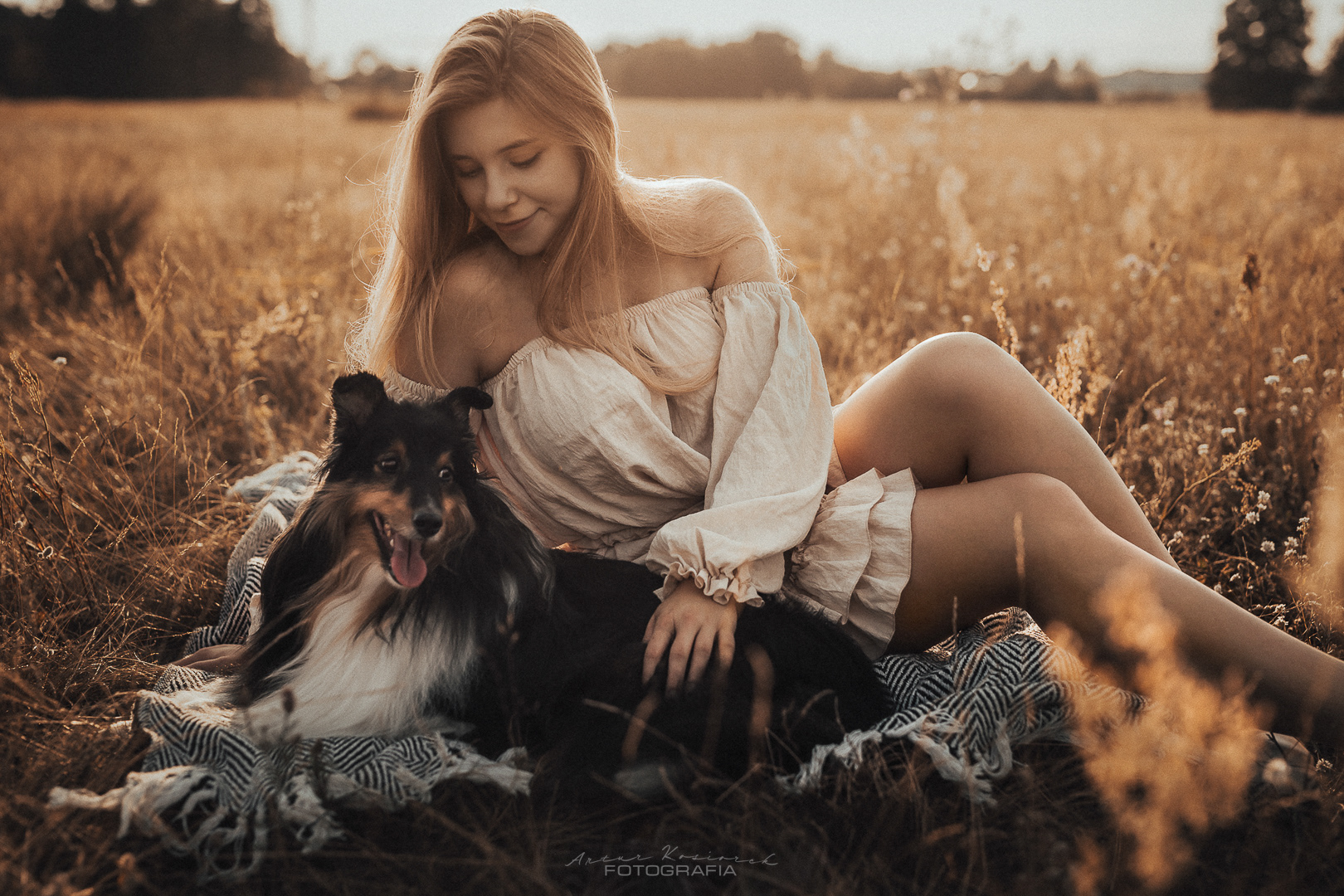 Dziewczyna z psem podczas naturalnej sesji fotograficznej