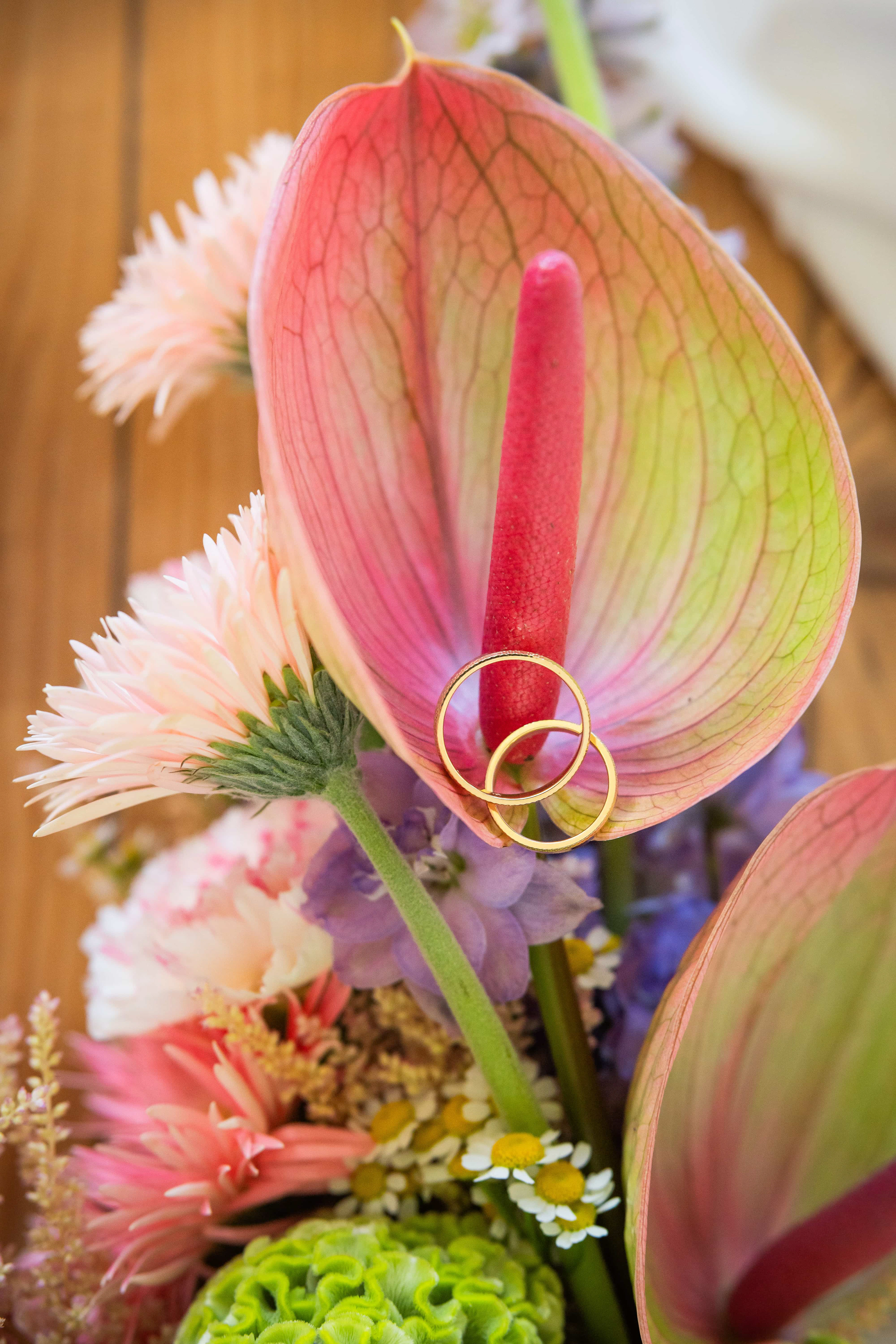 alliances dans bouquet mariage alsace