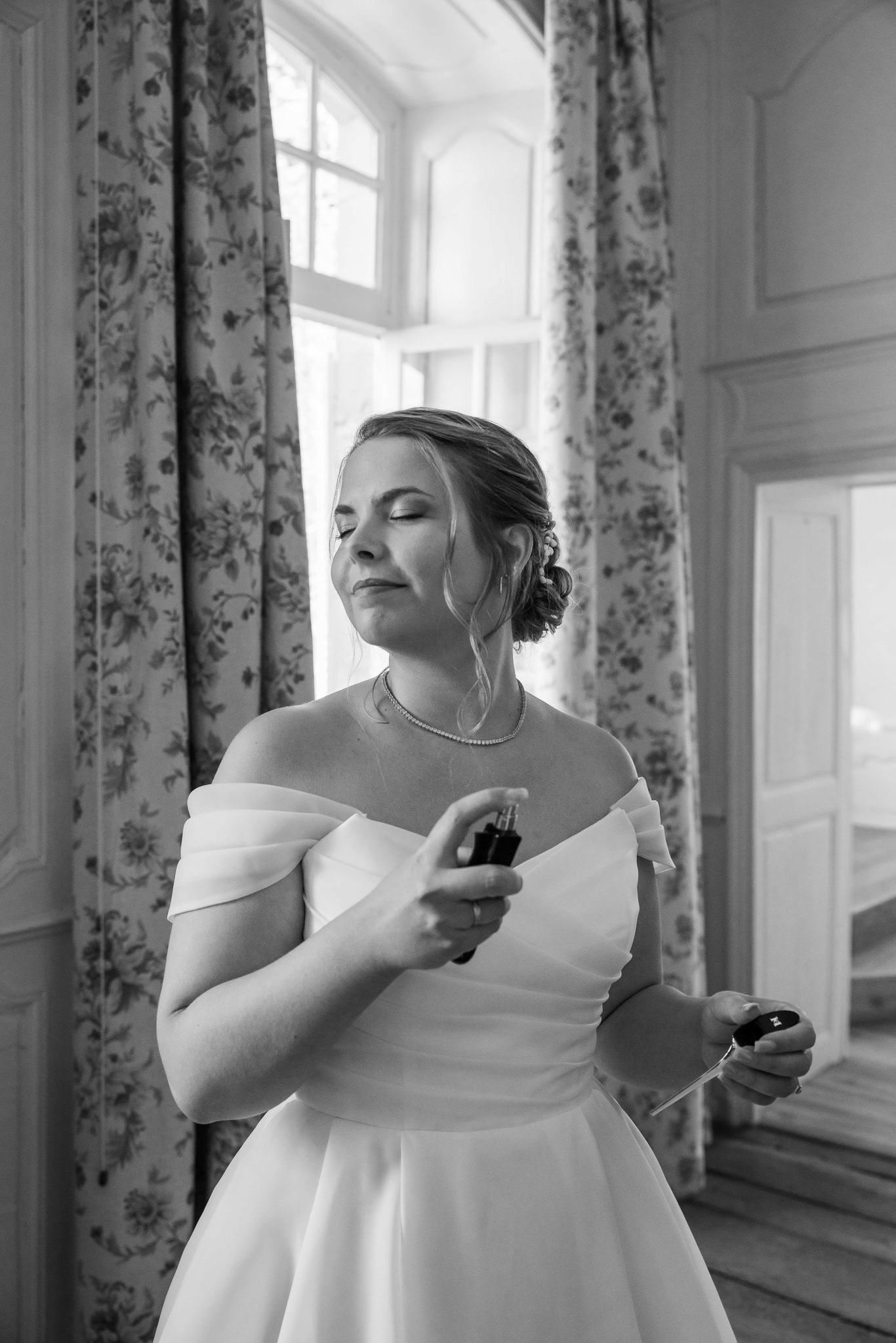 La mariée se parfume avant la cérémonie