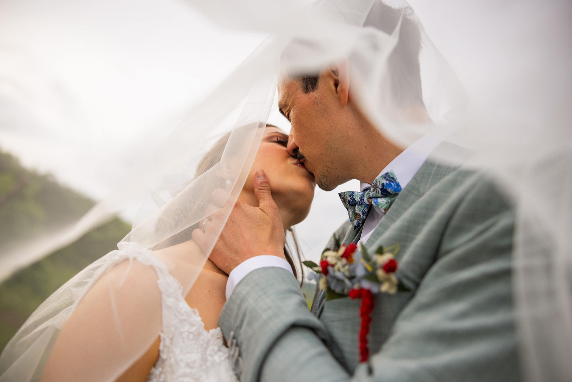 Sous le voile de la mariée - Photos de couple - Mariage à Colmar