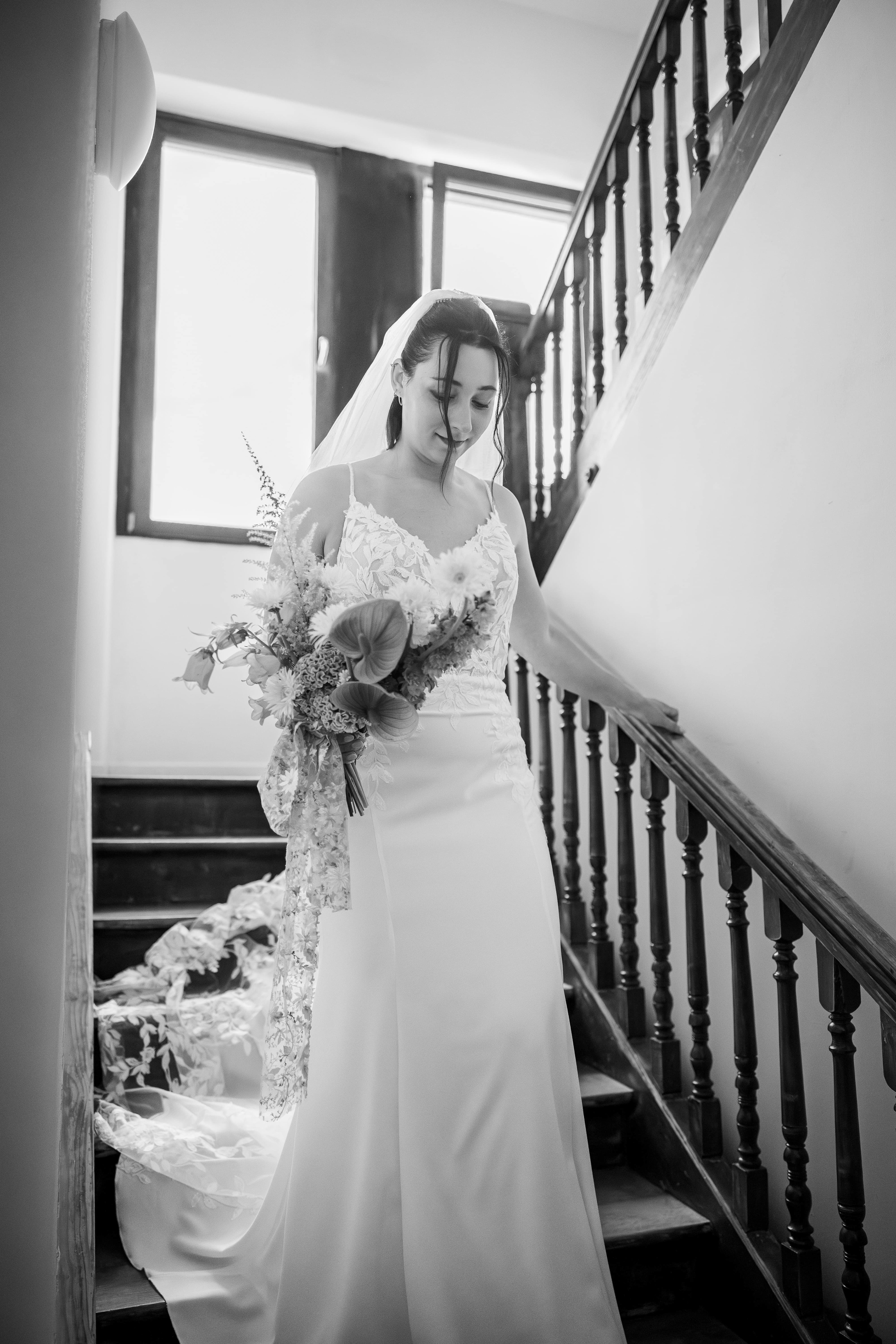 préparatifs mariée escalier noir et blanc mariage