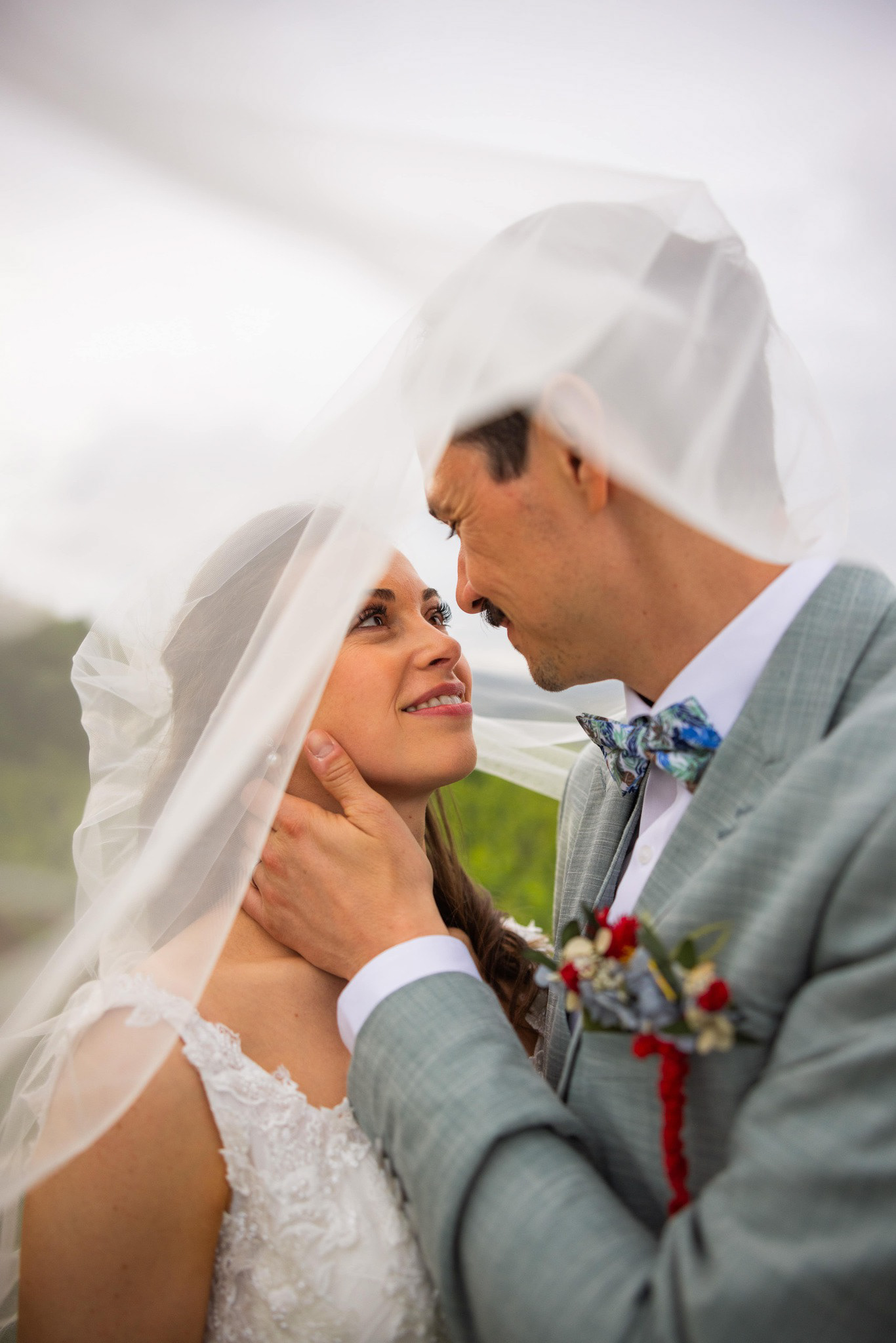 Sous le voile de la mariée - Photos de couple - Mariage à Colmar